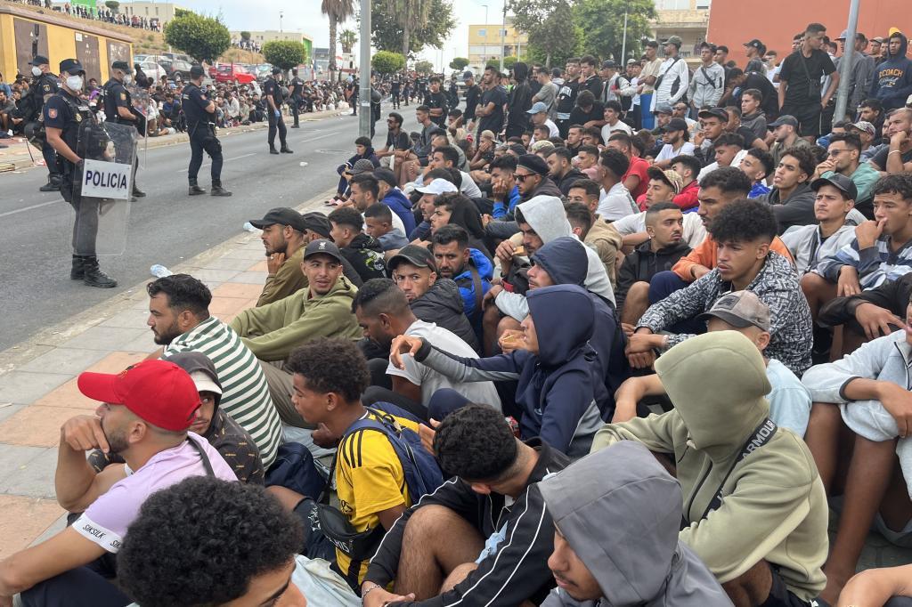 Disparos al aire de la Policía para disolver un asentamiento de miles de migrantes en Ceuta: "Había reyertas, agresiones sexuales..."