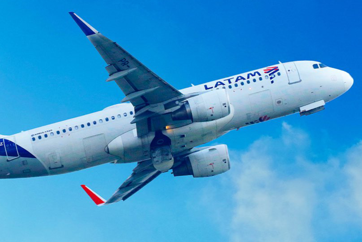 Susto en Brasil: un avión de Latam con 151 personas a bordo derrapa y se sale de la pista