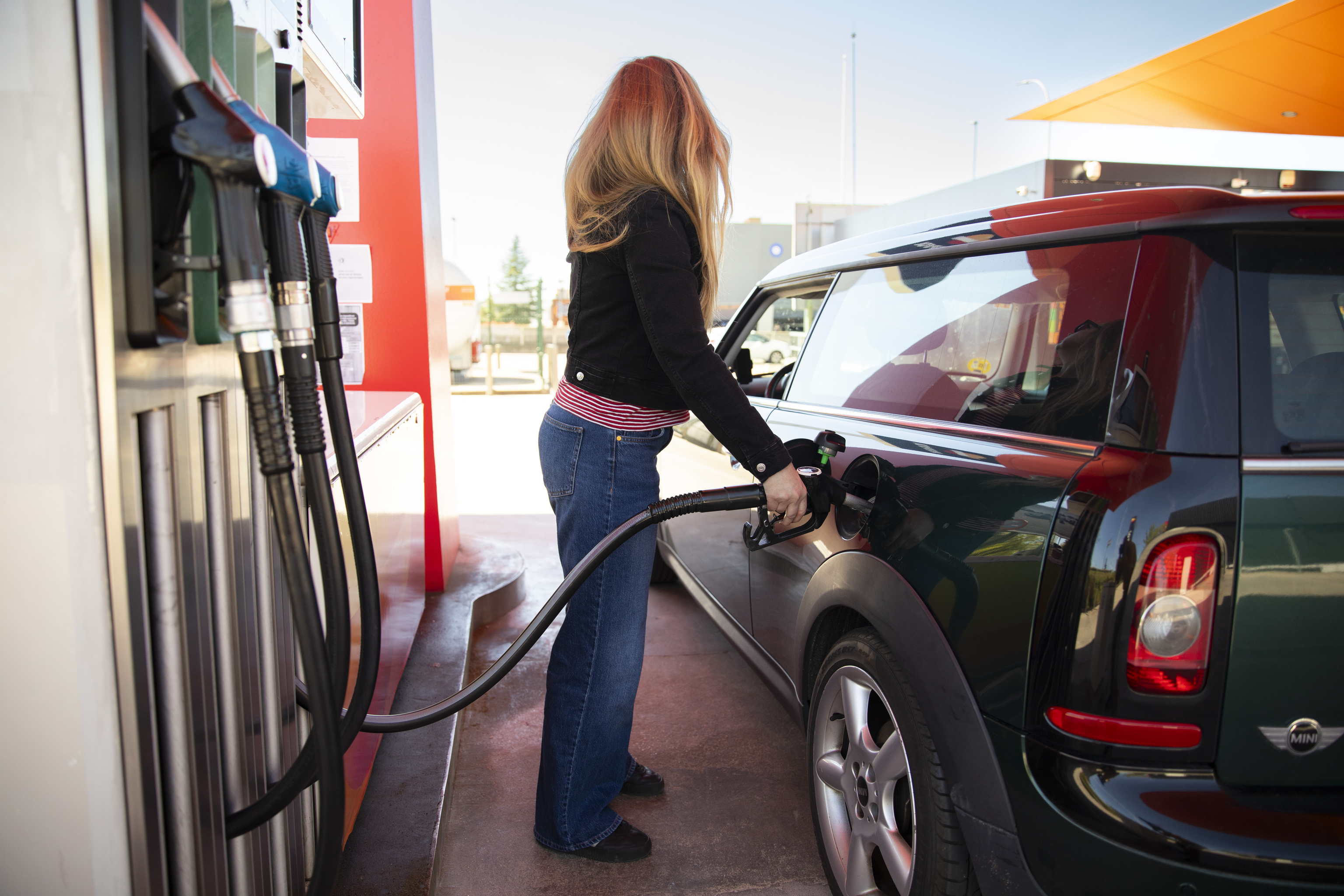 La ayuda del Gobierno no contiene la escalada: llenar el depósito es hoy 12,5 euros más caro que hace un año en gasolina y casi 23 en diésel