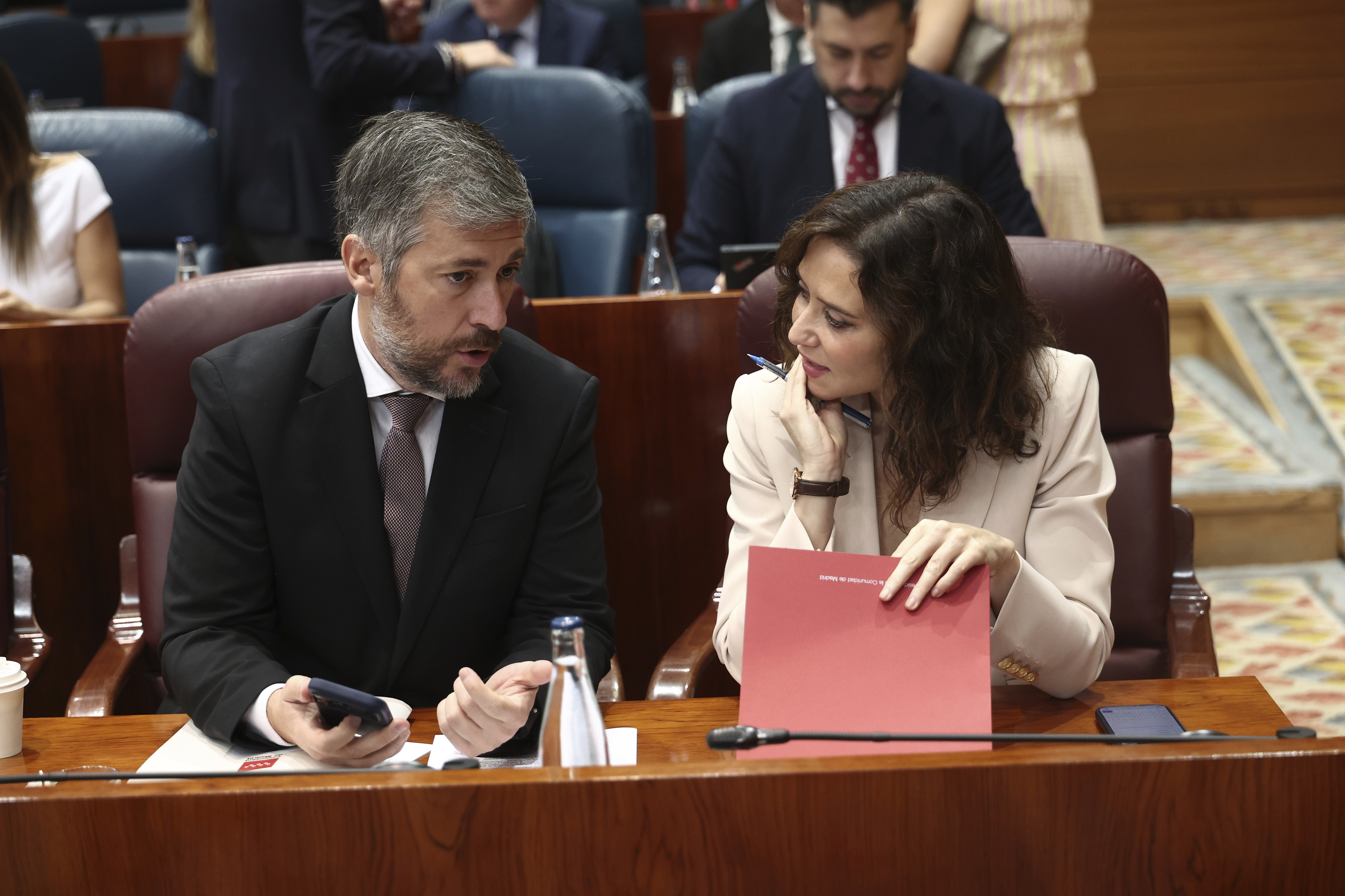 Ayuso protege a García, su 'hombre para todo' entre los ataques de Sánchez por la compra del ático y el malestar de parte del PP madrileño
