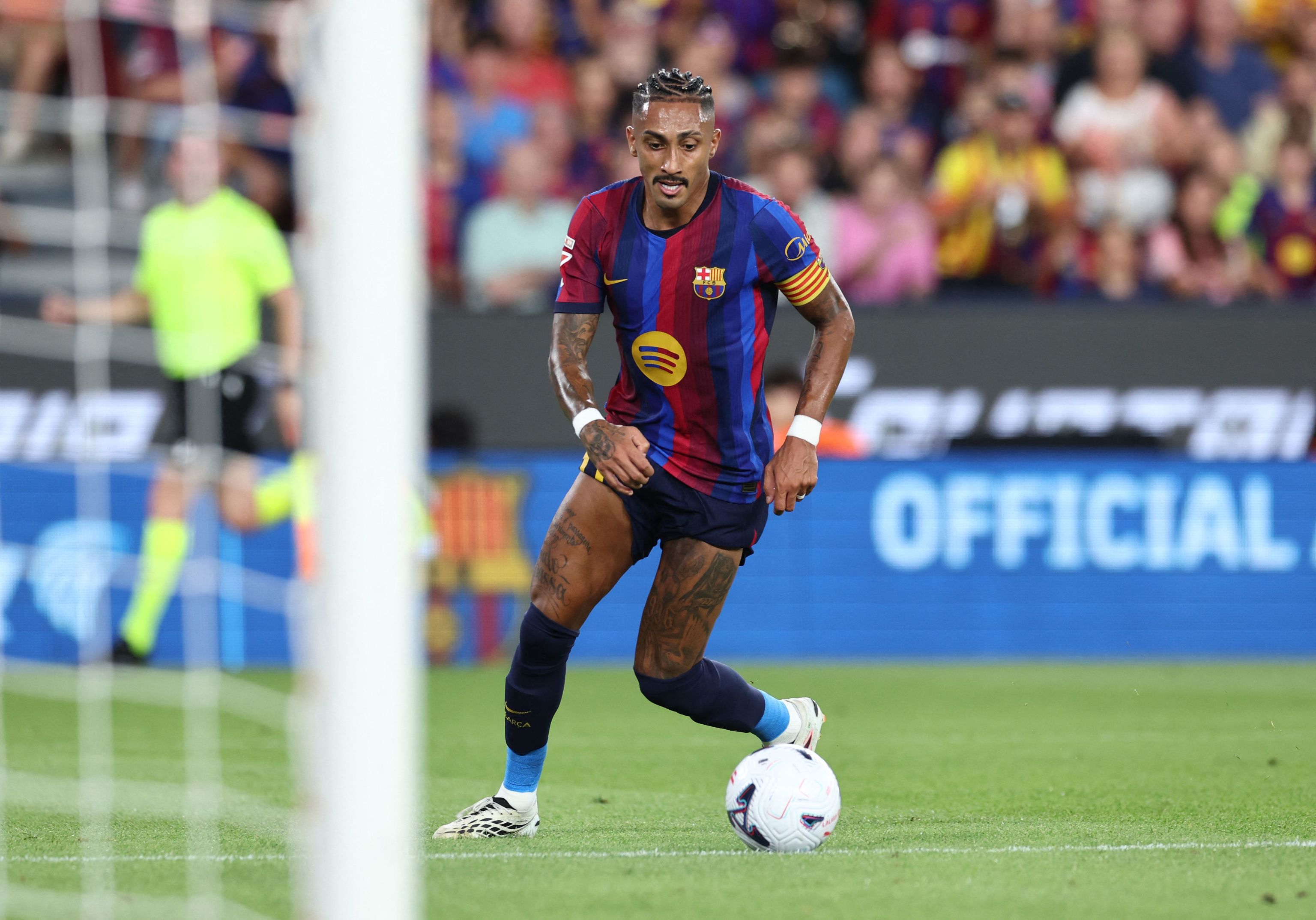 Raphinha conduce un balón en el Camp Nou