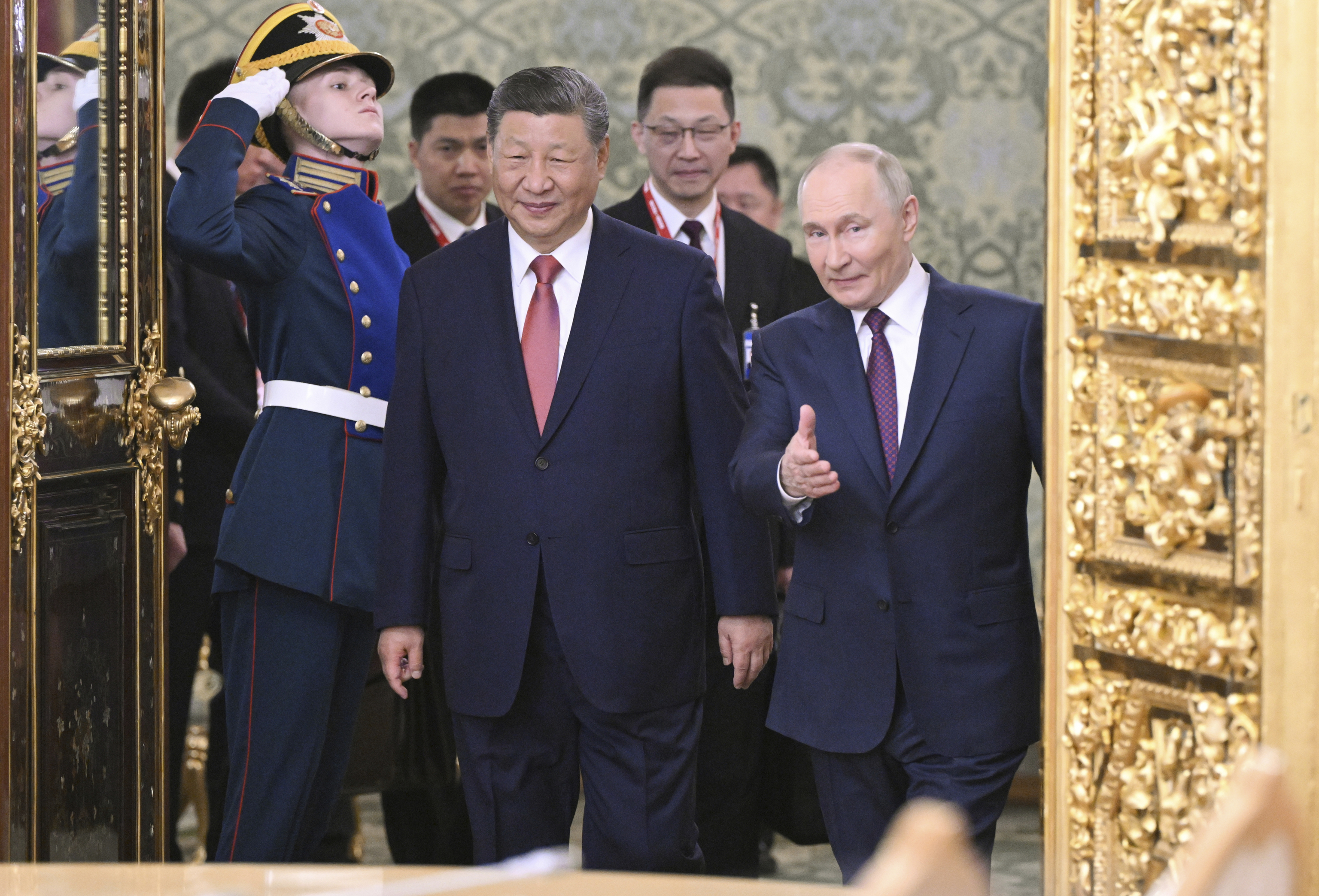 Putin busca más negocios con China mientras India le pide que acabe con su "guerra interminable"
