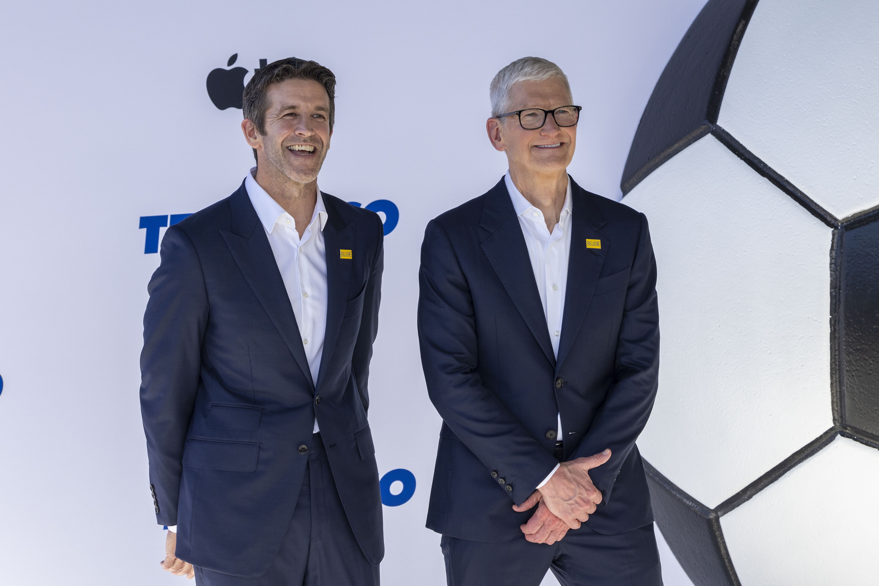 Tim Cook se despide de sus empleados y entrega el mando a John Ternus: "Dejo un puesto que he querido profundamente"