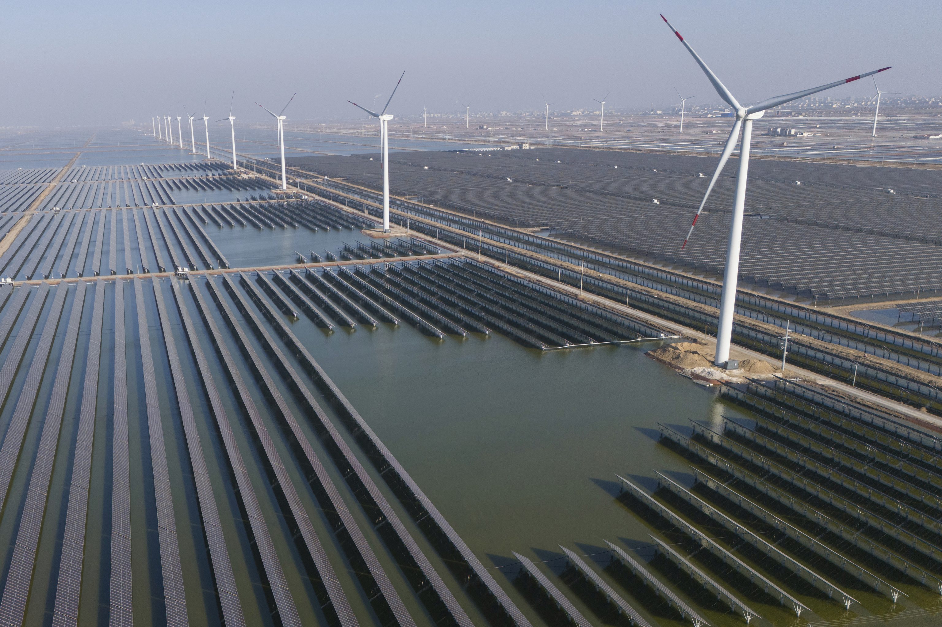 La energía solar supera por primera vez al carbón en China