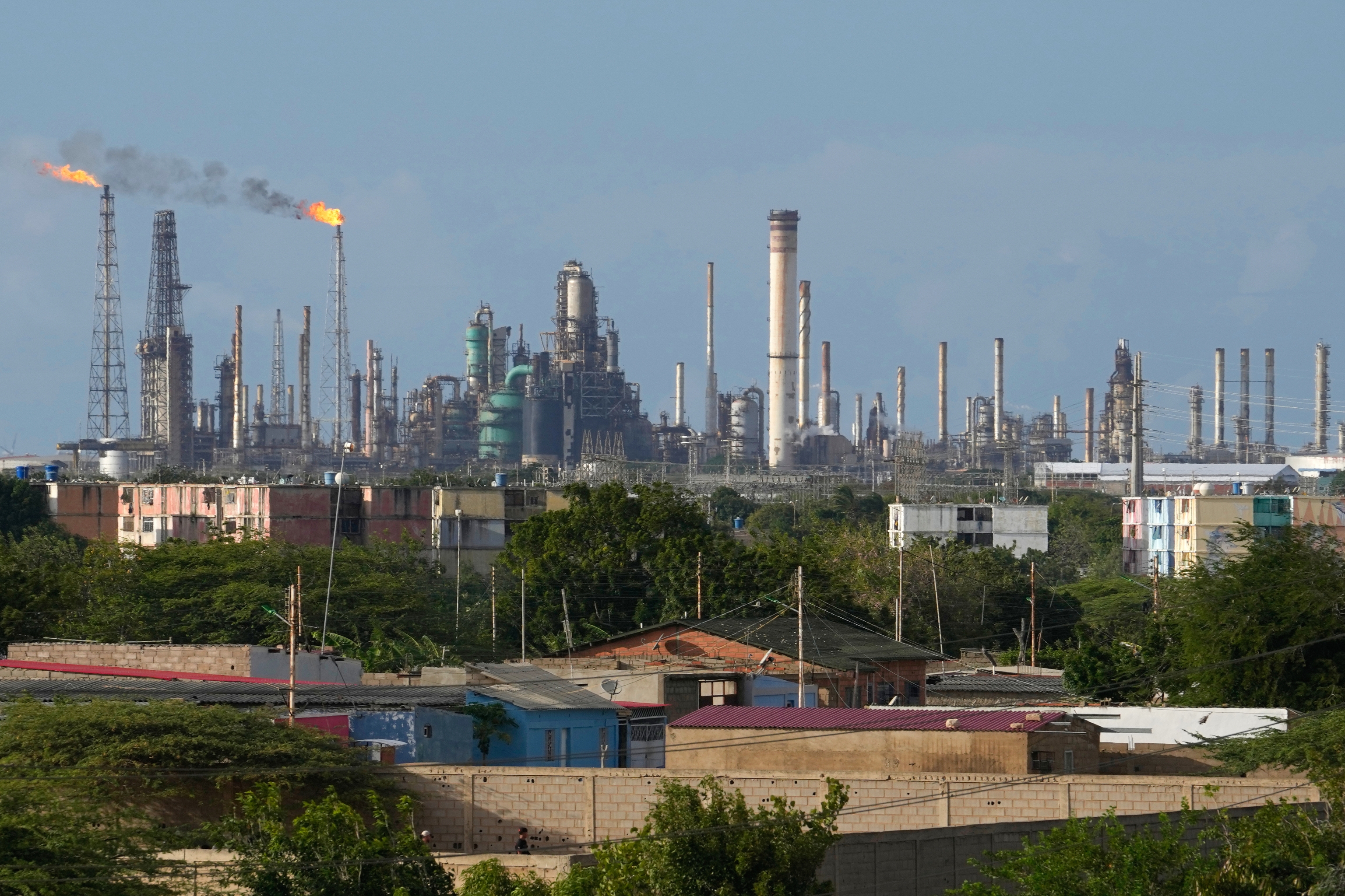 El gran negocio detrás del encarecimiento de la gasolina y el diésel