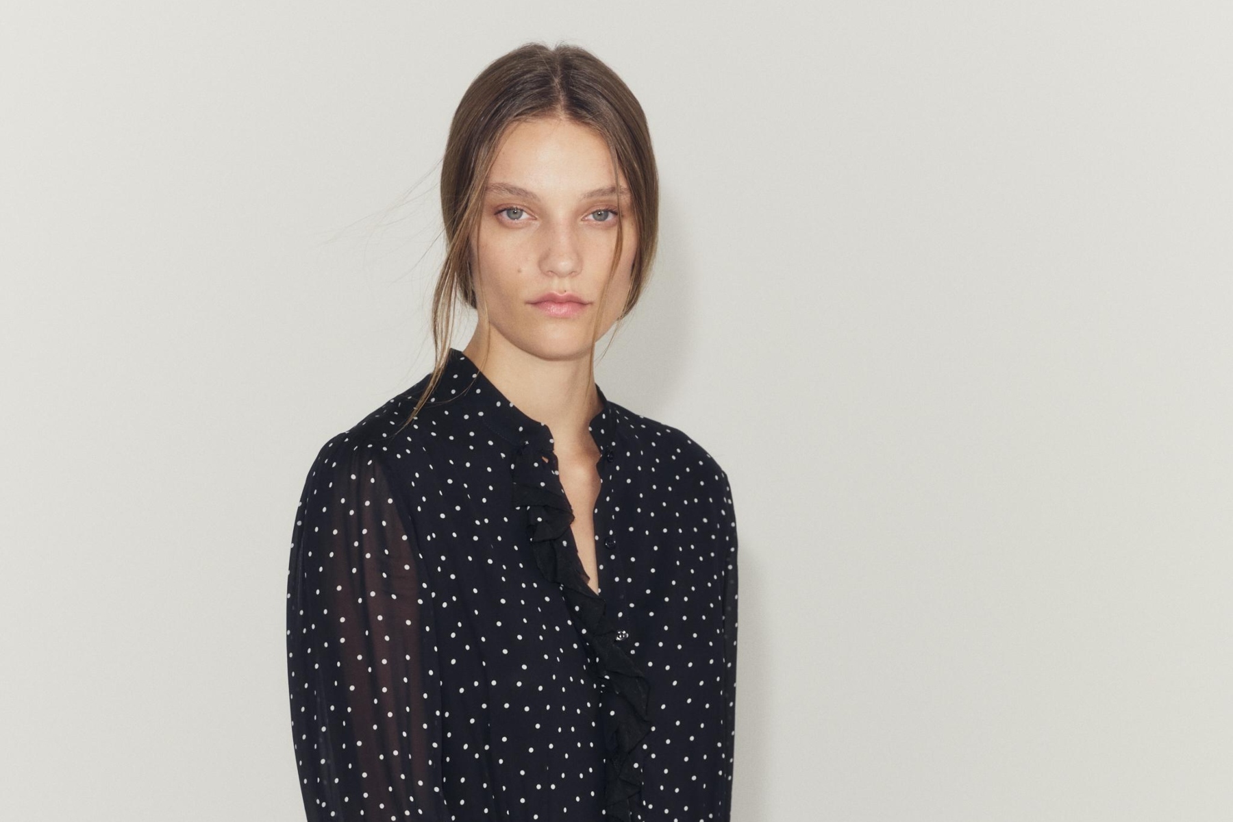 El vestido ideal para empezar septiembre está en la nueva colección de Zara: de corte clásico, media manga y perfecto para llevar con botines los días de frío