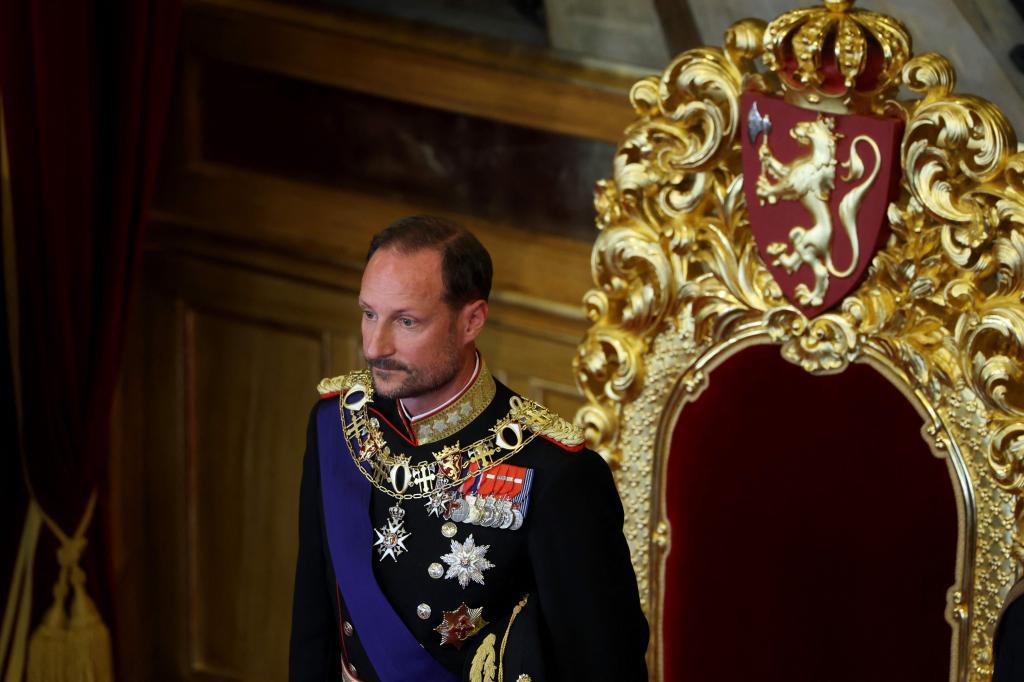 Haakon VIII jura como rey de Noruega con la ausencia de su mujer, la reina Mette-Marit