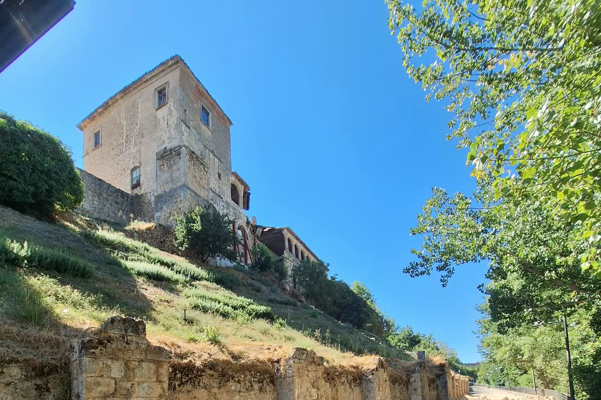 Un grave derrumbe destruye parte de la fachada del Palacio de los Hurtado de Mendoza, BIC de Almazán (Soria)