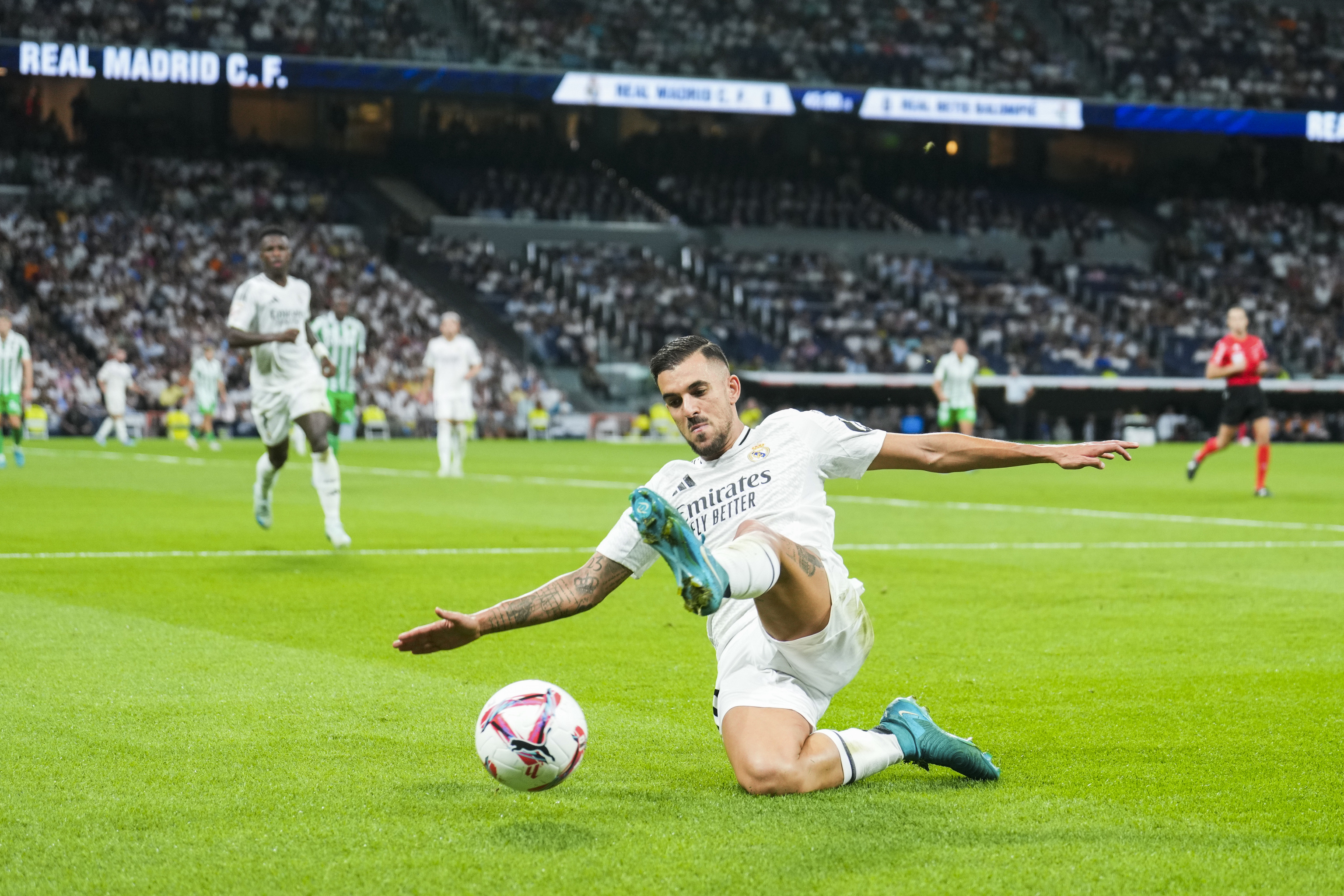 Un cierre de mercado al rojo vivo: Ceballos vuelve al Betis, el Depor 'pesca' en el Barça y el Atlético y el City paga 150 millones por Enzo Fernández
