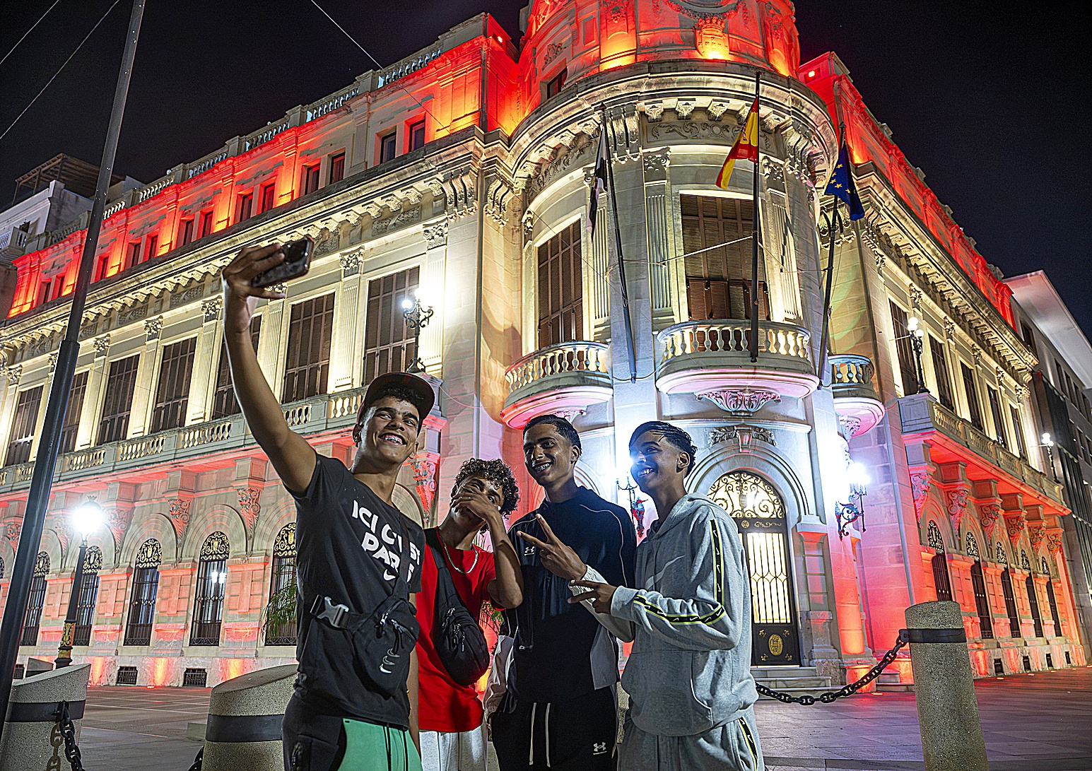 El 'photocall' feliz de los inmigrantes y la falta de información que agrava la crisis: "Nadie me ha dicho que no me darían papeles"