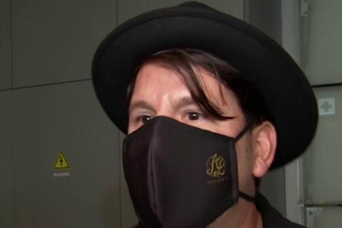 Lucas reaparece y lo hace con la nariz tapada y con un mensaje en la mascarilla que lleva: "Esto ha sido una pesadilla"
