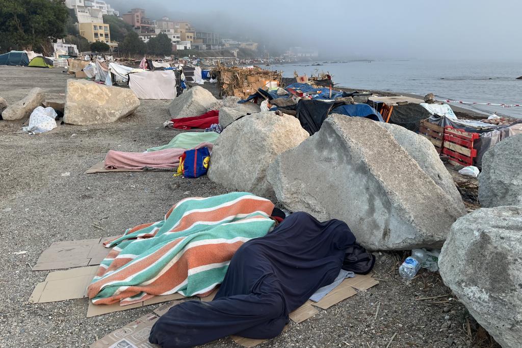 Dos marroquíes detenidos por agredir a guardias civiles en la playa del Trampolín, en Ceuta