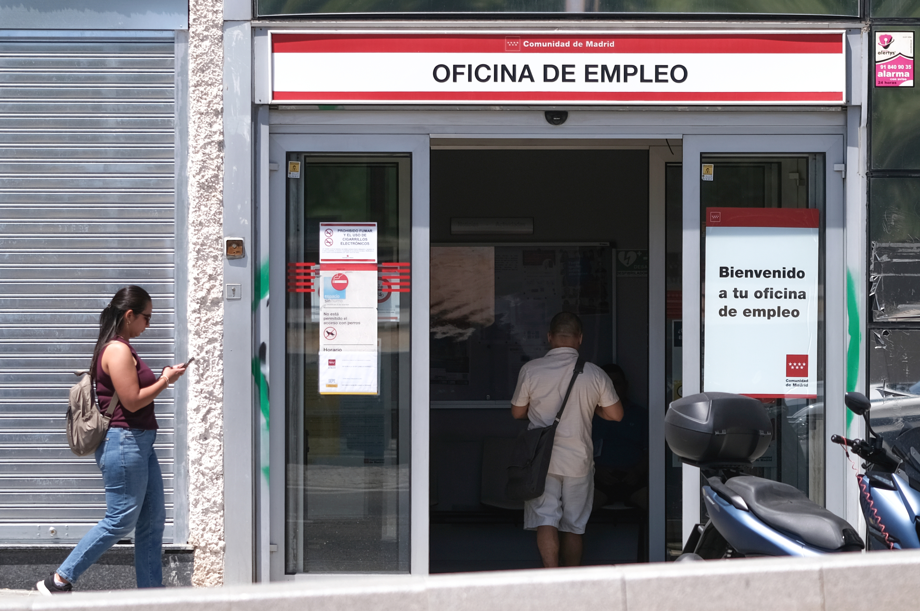 España mejora en empleo juvenil, pero mantiene un paro elevado mientras la OIT detecta un frenazo mundial