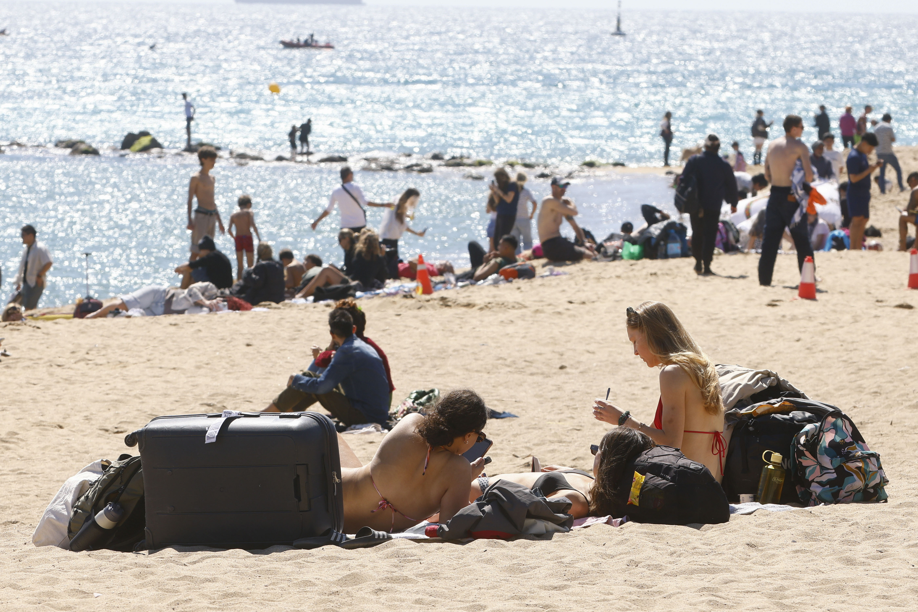 Los altos precios expulsan a buena parte del turismo ultra 'low cost', pero no todos renuncian a venir: "Al principio todo son risas, pero se complica a la hora de pagar la cuenta"