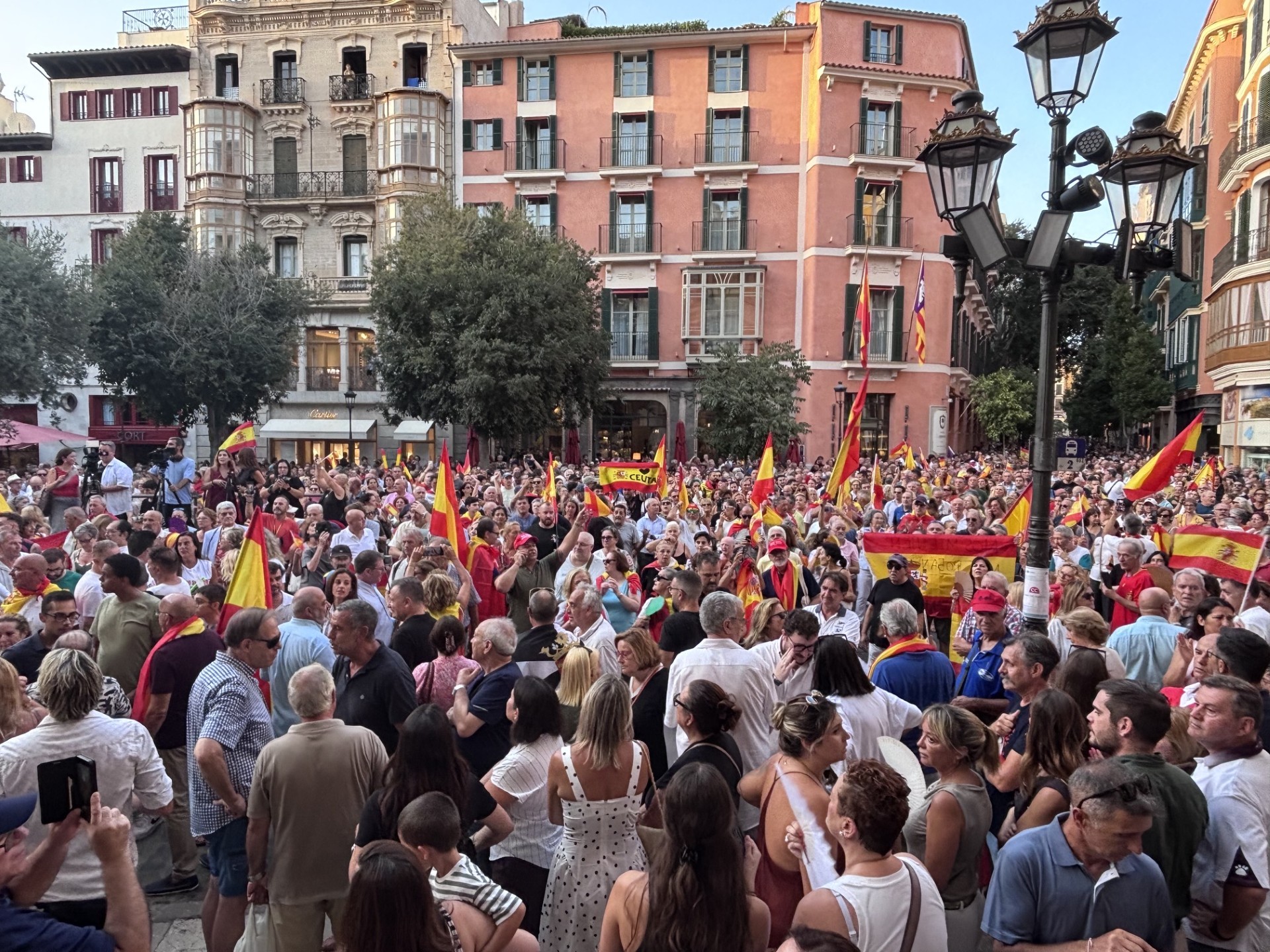 Miles de personas claman en Cort a favor de los ceutíes y en contra del Gobierno de Sánchez: "Ceuta no está sola, Ceuta somos todos"