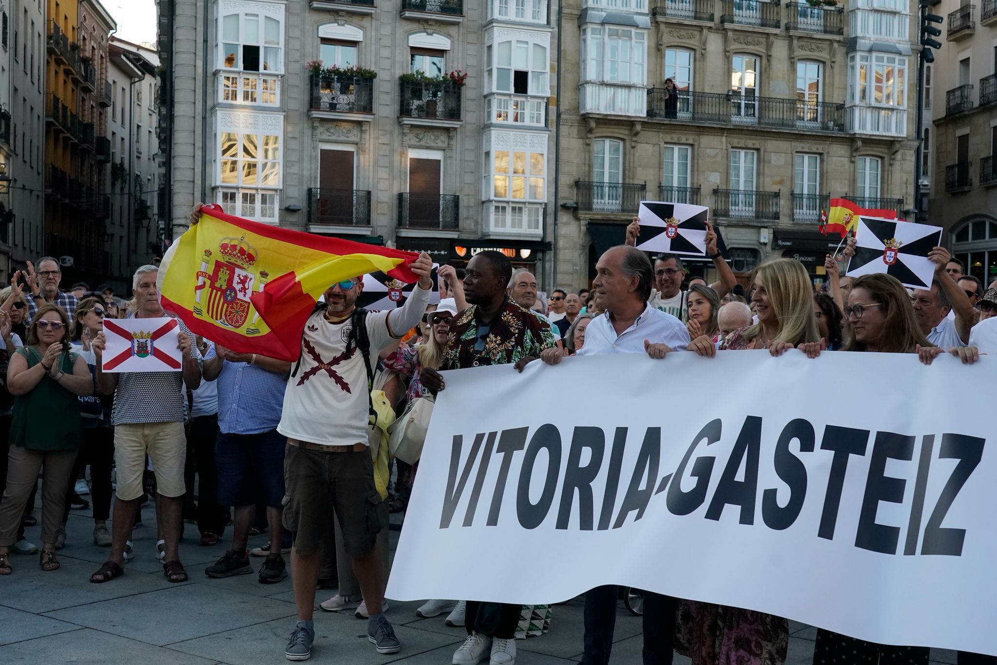 Miles de vascos secundan las concentraciones lideradas por el PP en Euskadi en apoyo de Ceuta y contra la gestión de Sánchez