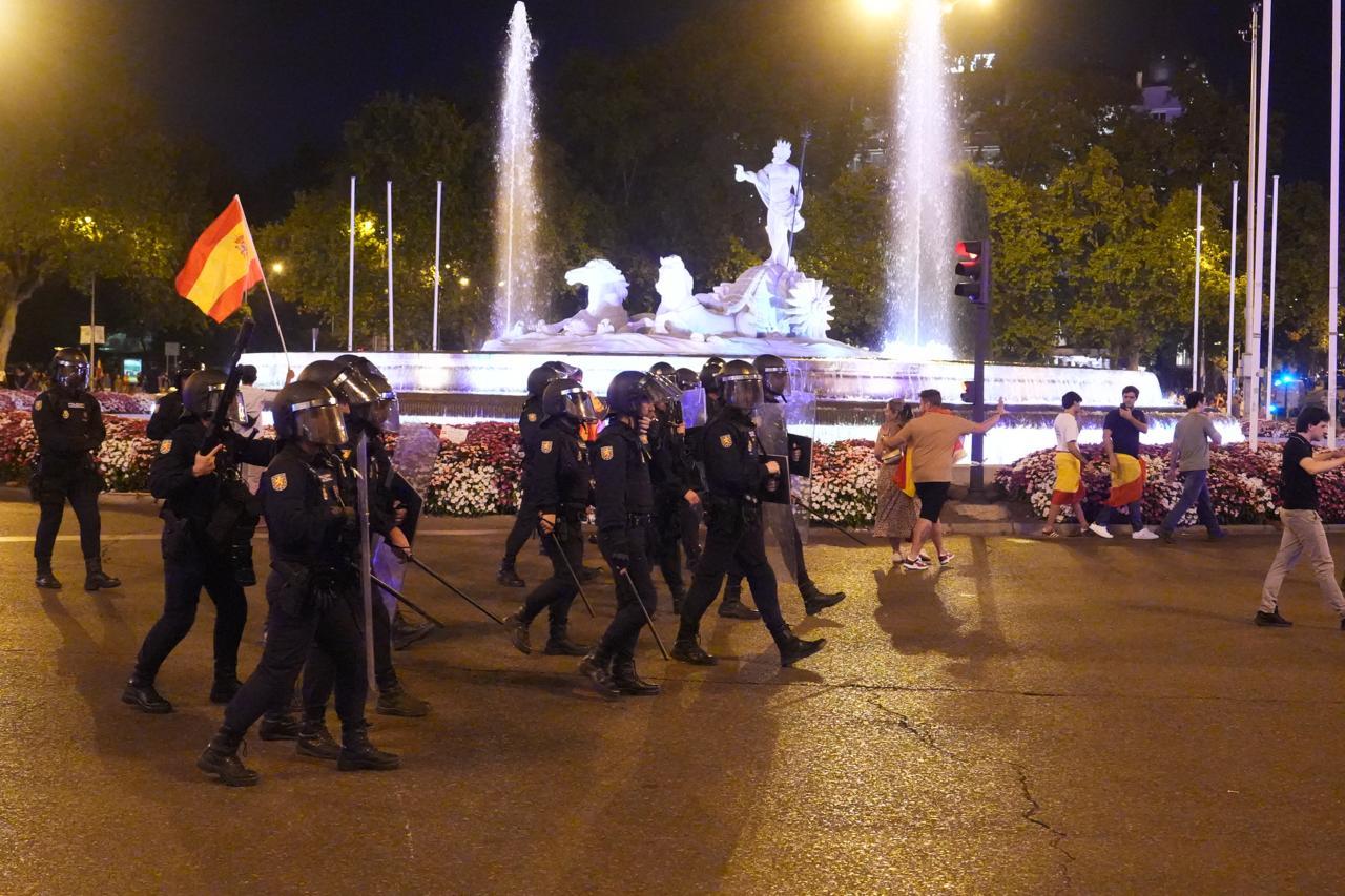 Cuatro personas detenidas y cuatro policías heridos en las cargas policiales tras la concentración frente al Congreso
