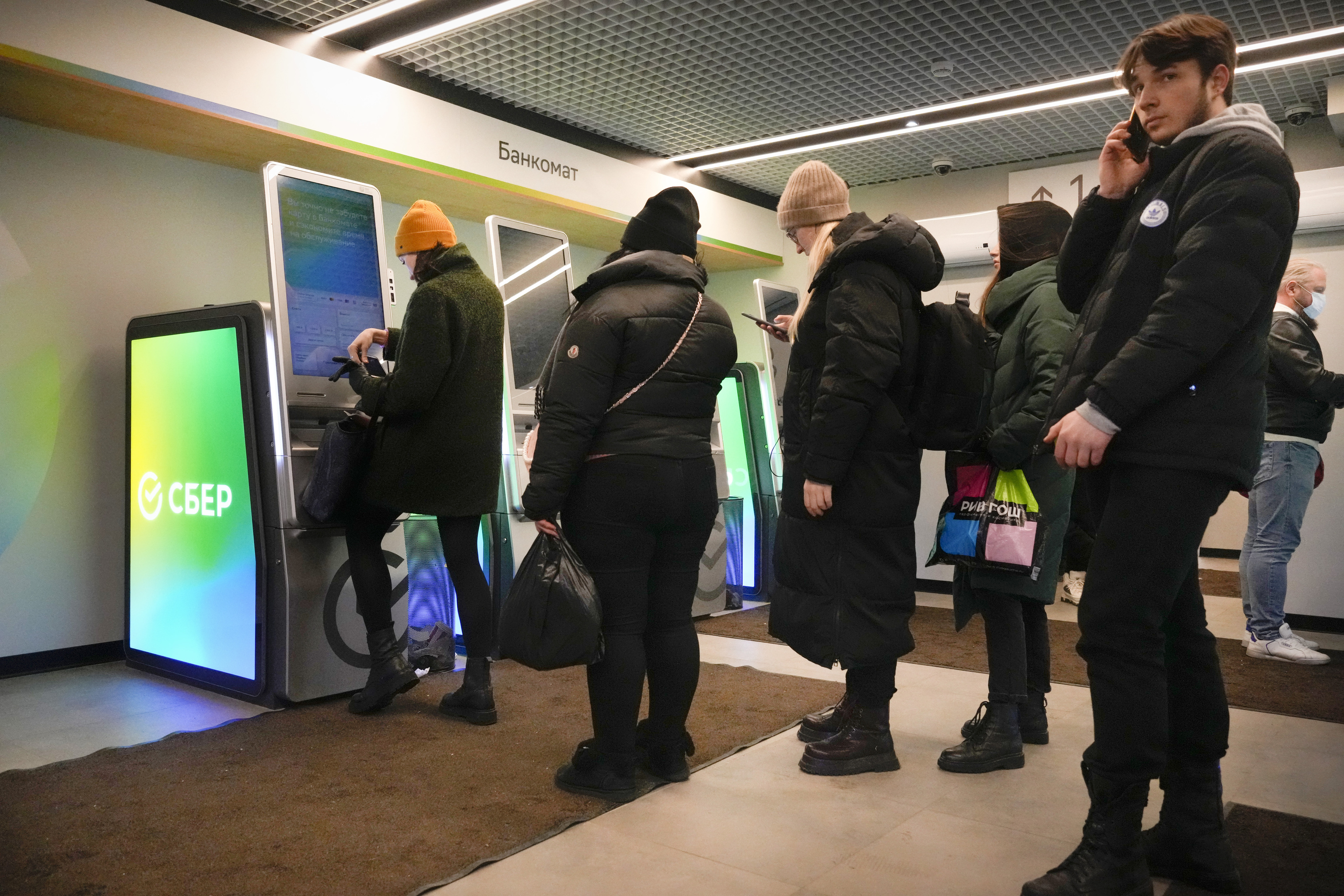 La economía rusa se está "congelando": el director del banco estatal Sberbank alerta del frenazo y pide auxilio urgente para las empresas