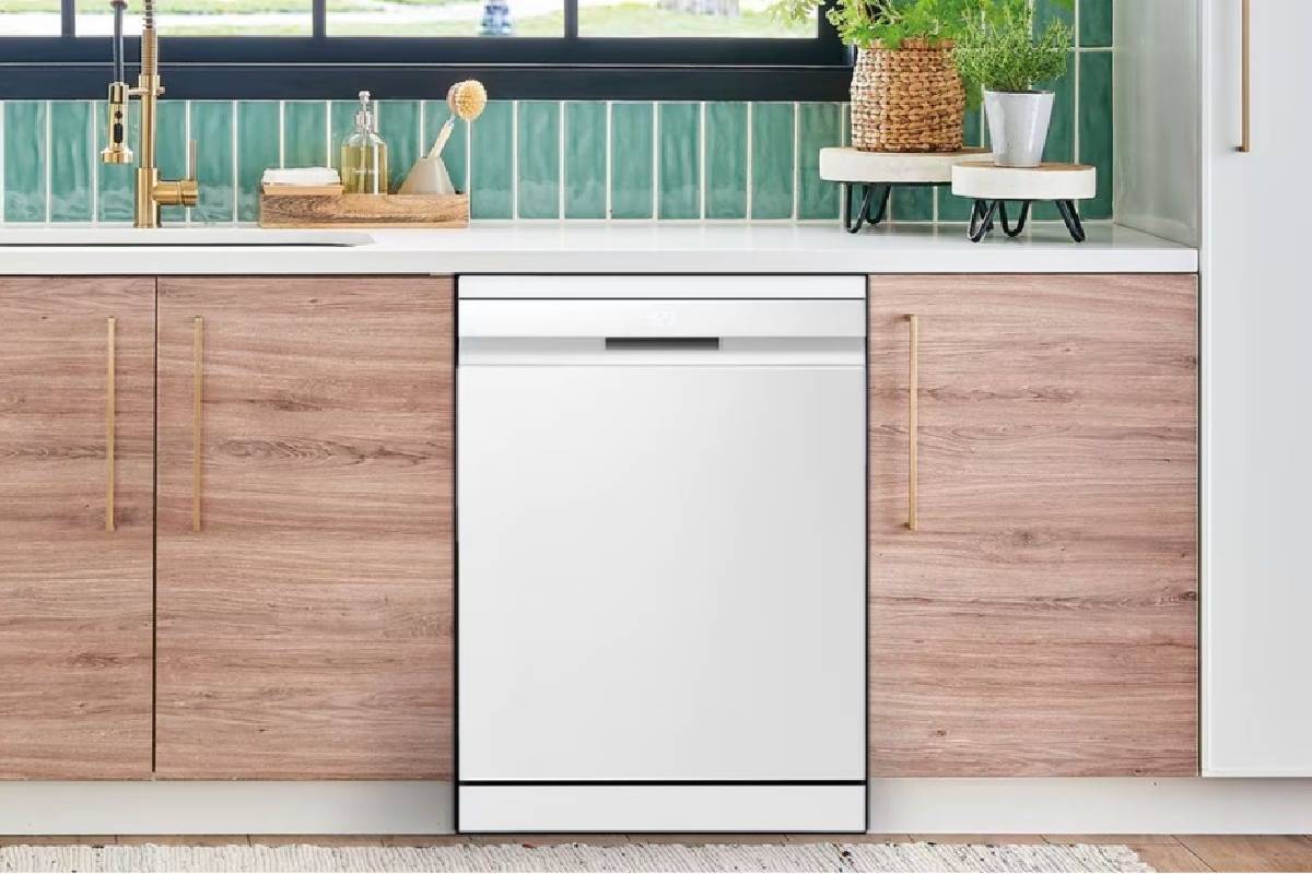 ¿Necesitas ayuda para la vuelta al cole? Este lavavajillas LG rebajado limpia hasta 14 servicios con vapor y Wi-Fi