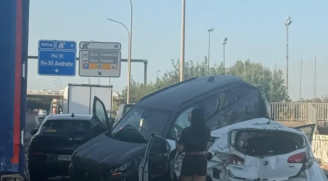 Un conductor ebrio pierde el control de su camión y causa un grave accidente en la autopista de Inca