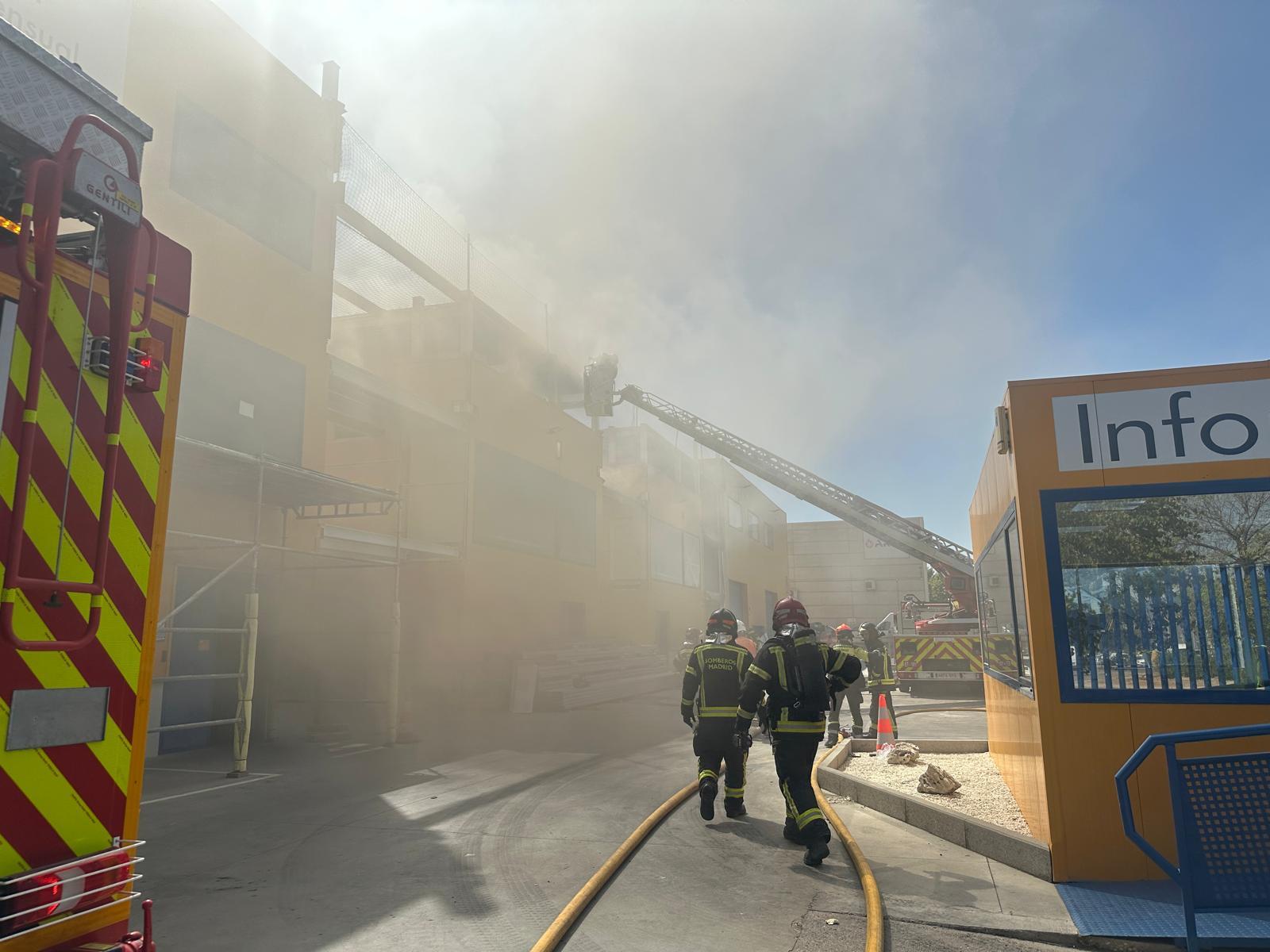 Nuevo incendio en una nave de trasteros de Villaverde: los bomberos tratan de sofocar las llamas en la zona central