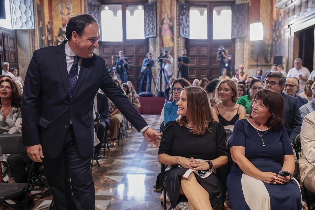 Llorca pide a la nueva presidenta de la AVL más diálogo y "recuperar el espíritu de consenso"
