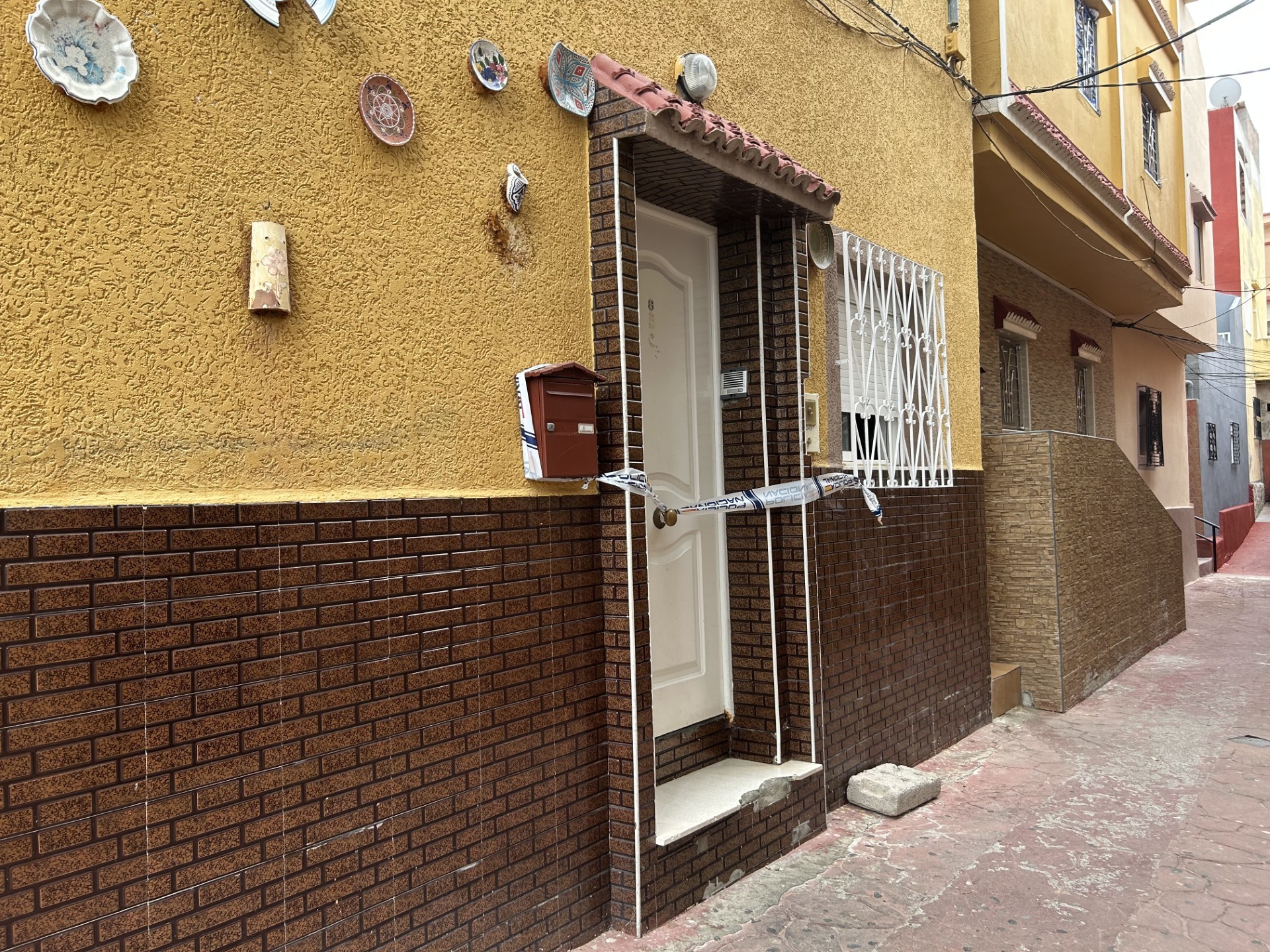 Detenida una mujer en Ceuta por el homicidio de un inmigrante marroquí en su vivienda: "Escuchábamos los gritos: ¡cuchillo, cuchillo!"