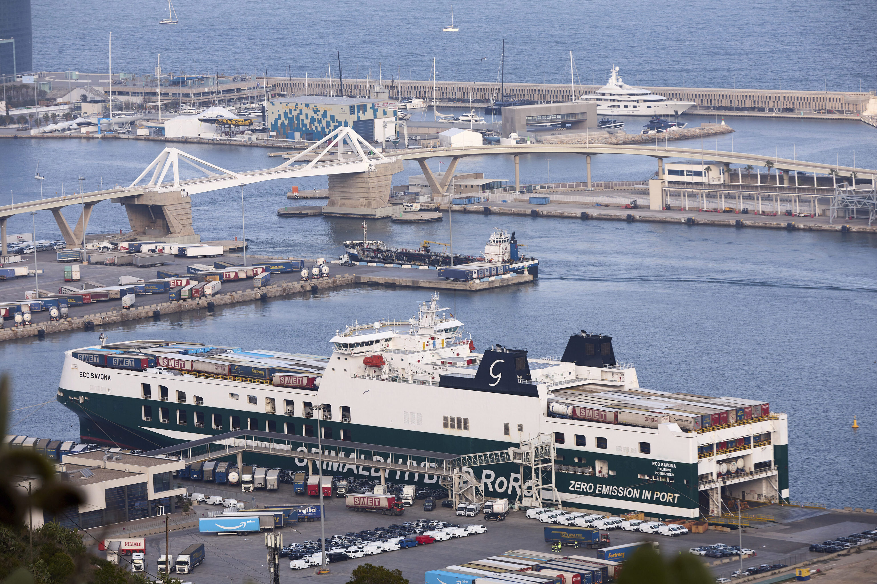 Un herido crítico y nueve intoxicados por una fuga de monóxido de carbono en un barco en el Puerto de Barcelona