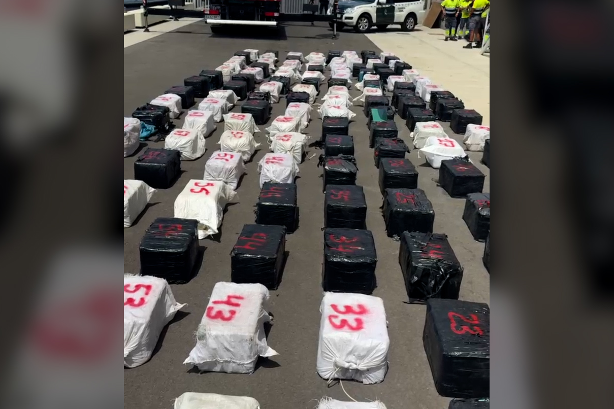 La Guardia Civil intercepta una narcolancha con más de tres toneladas de cocaína y fusiles de asalto al sur de Gran Canaria