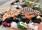 "Si a mi hija le pasa algo, me voy a defender": Los vecinos de Ceuta se revuelven contra el asentamiento para inmigrantes que construyen frente a una guardería