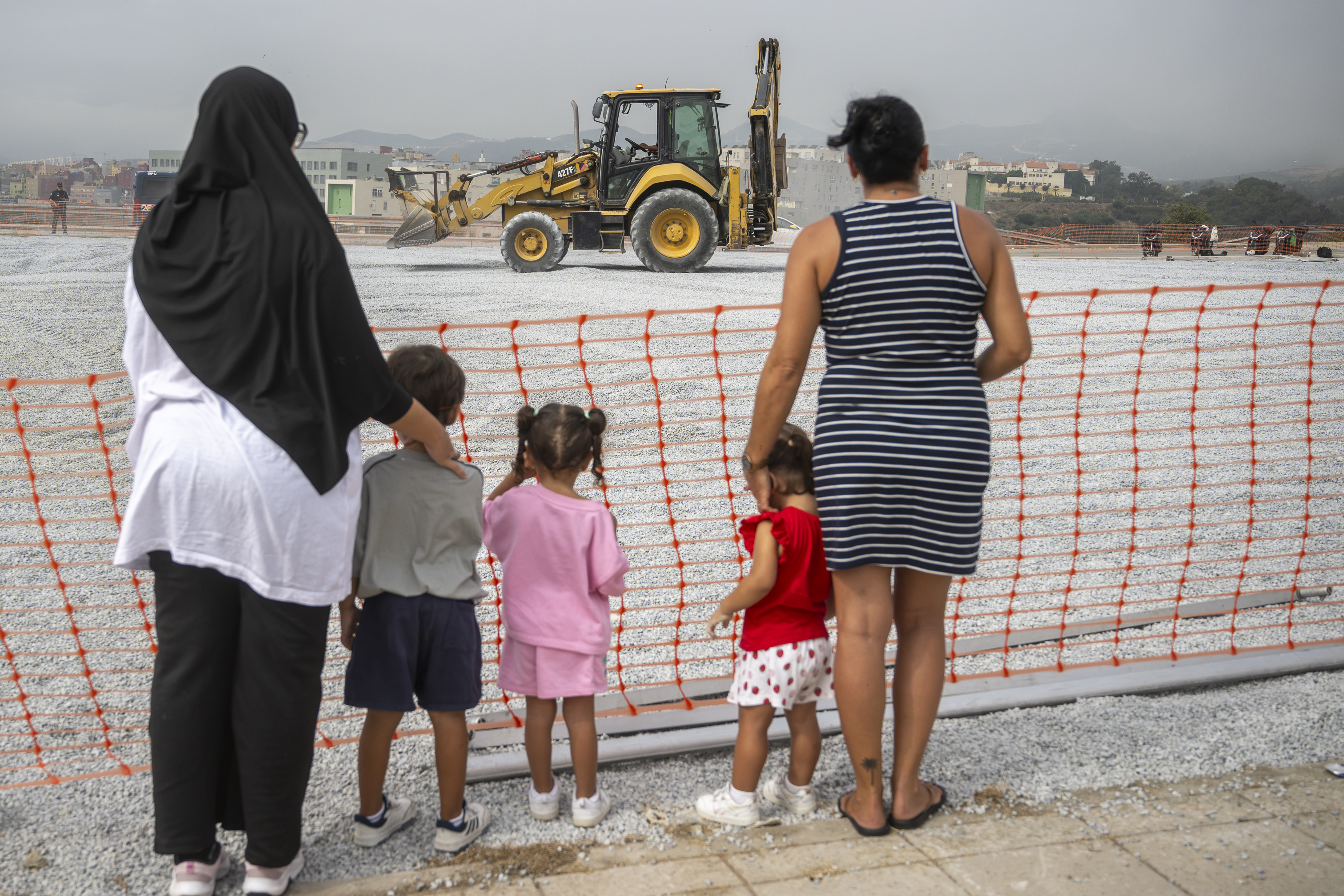 "Si a mi hija le pasa algo, me voy a defender": Los vecinos de Ceuta se revuelven contra el asentamiento para inmigrantes que construyen frente a una guardería