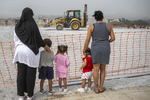 "Si a mi hija le pasa algo, me voy a defender": los vecinos de Ceuta se revuelven contra el asentamiento para inmigrantes que construyen frente a una guardería
