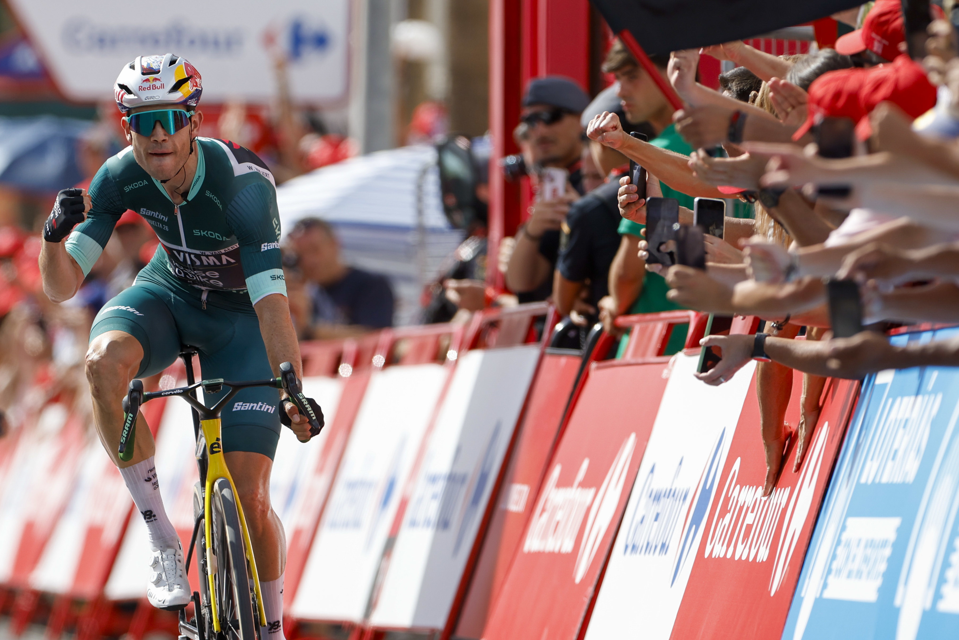 Van Aert gana en la víspera del crucial ascenso a La Pandera
