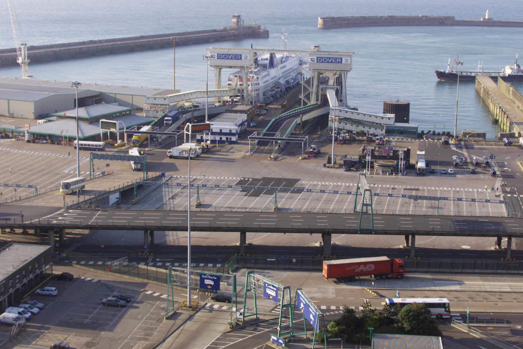 Un grupo de manifestantes encapuchados bloquea el acceso al puerto inglés de Dover