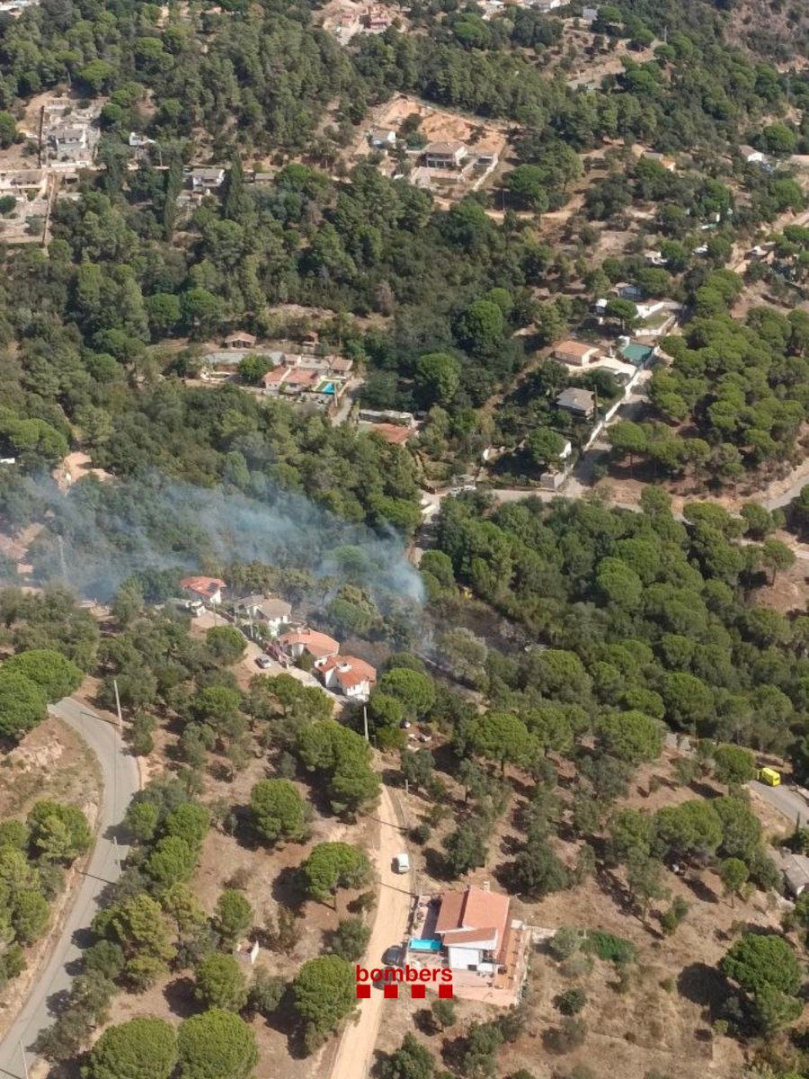 Confinan dos urbanizaciones en Tordera (Barcelona) por un incendio forestal