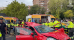 Hospitalizado grave un peatón de 71 años tras ser atropellado por un coche que fue empujado por otro en la avenida de la Ilustración