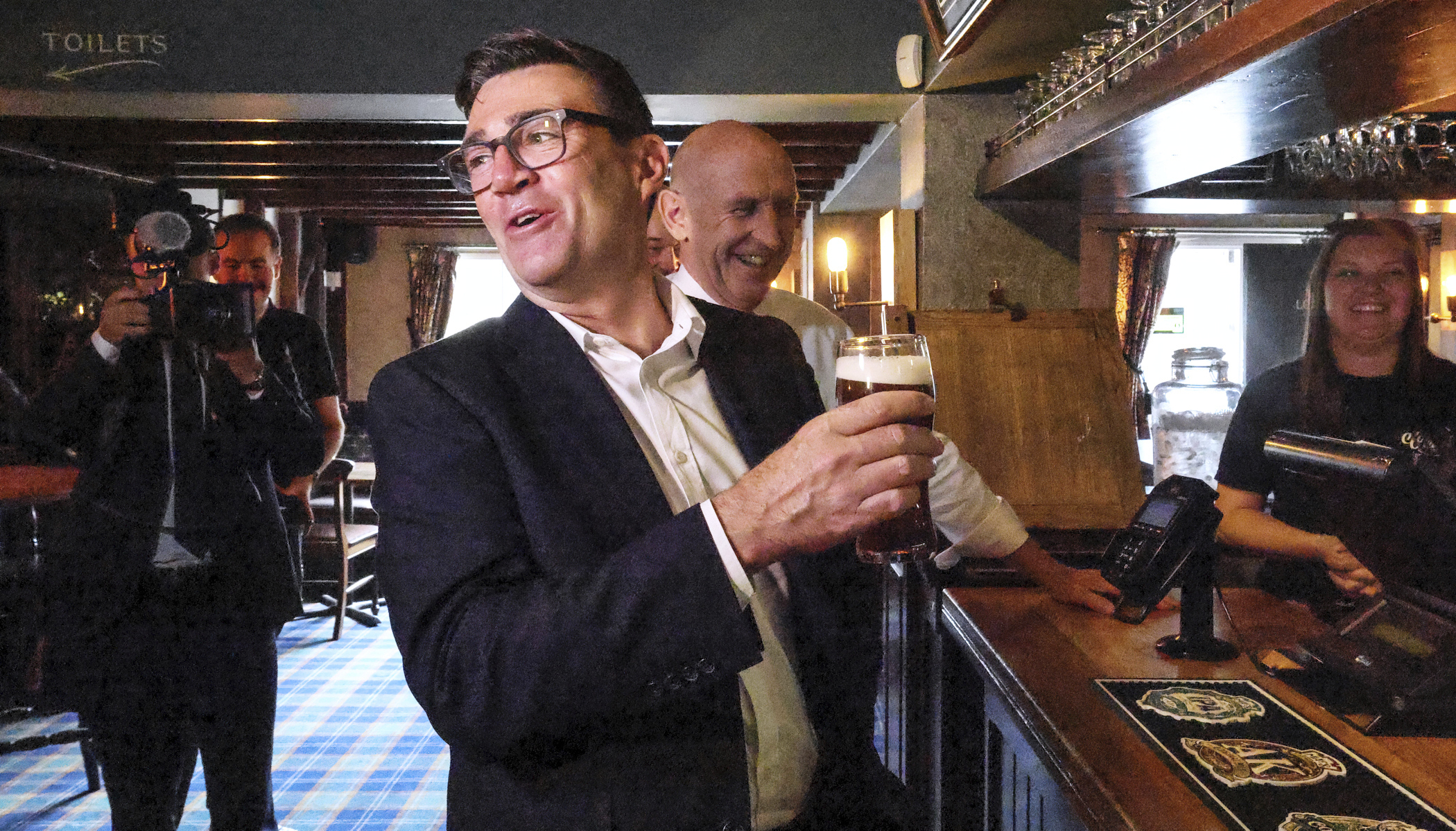 El dilema de Burnham con los hidrocarburos para "dar un respiro" a los hogares británicos