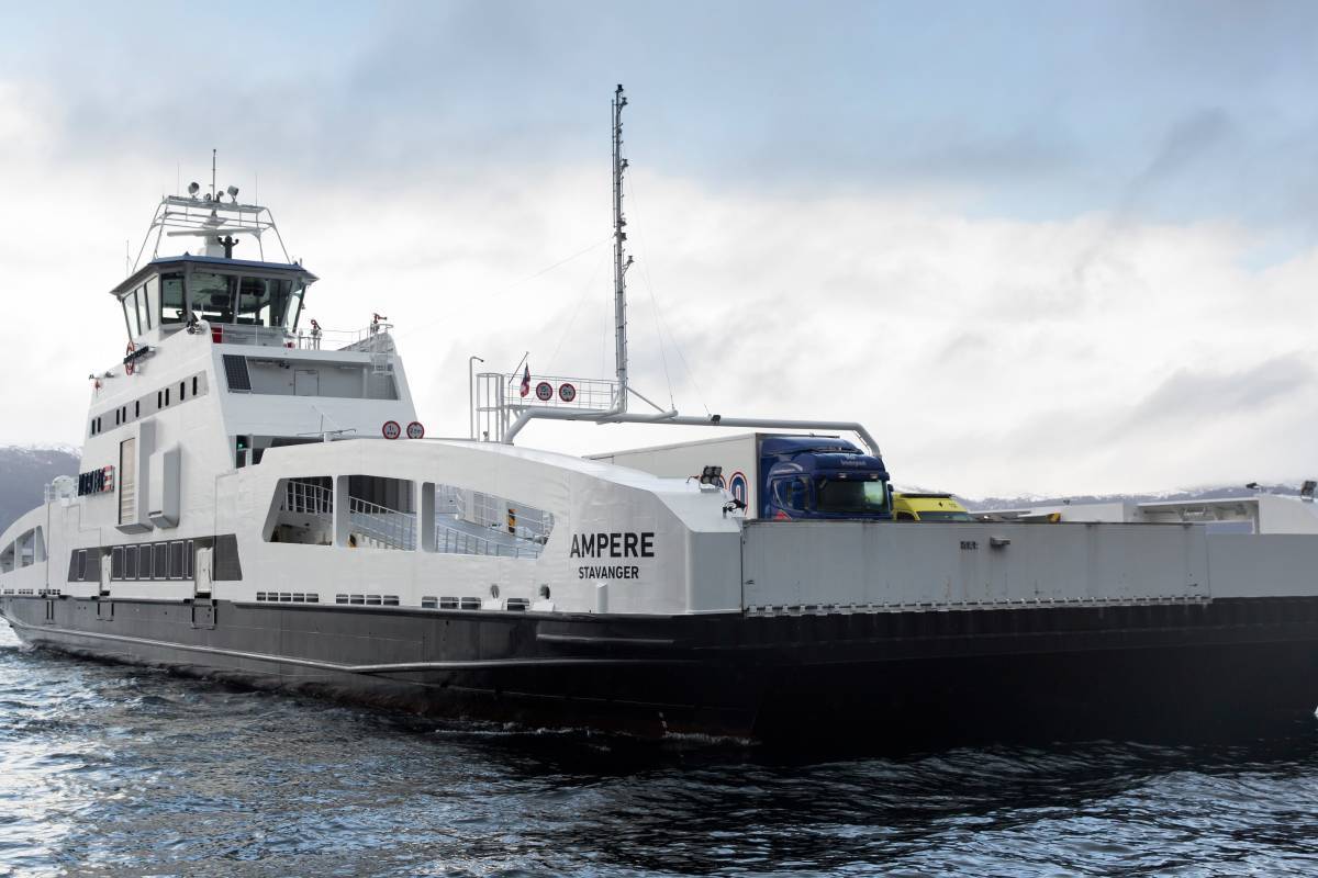 Muere ahogado un hombre de unos 40 años tras saltar de un ferry entre Cambrils y Salou