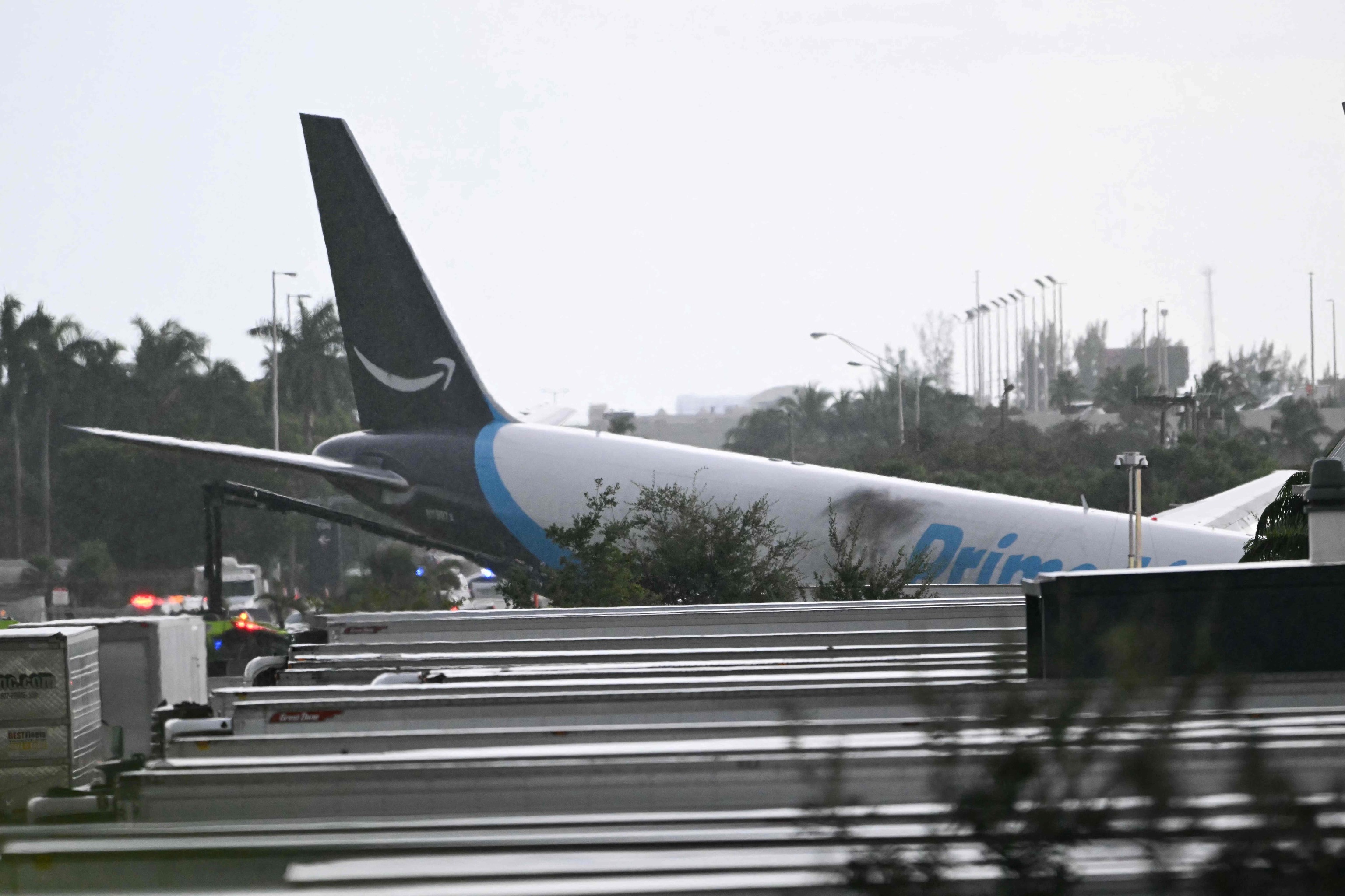Un avión de Amazon provoca una espesa nube de humo tras salirse de la pista en el aeropuerto de Miami