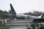 Un avión de Amazon provoca una espesa nube de humo tras salirse de la pista en el aeropuerto de Miami