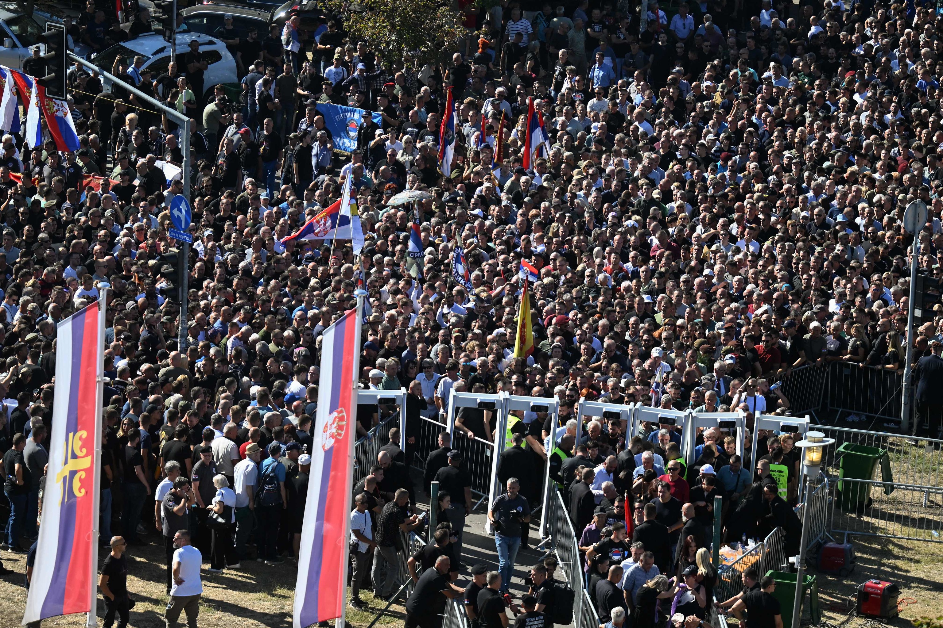 Una multitud rinde homenaje al criminal de guerra Ratko Mladic en Belgrado