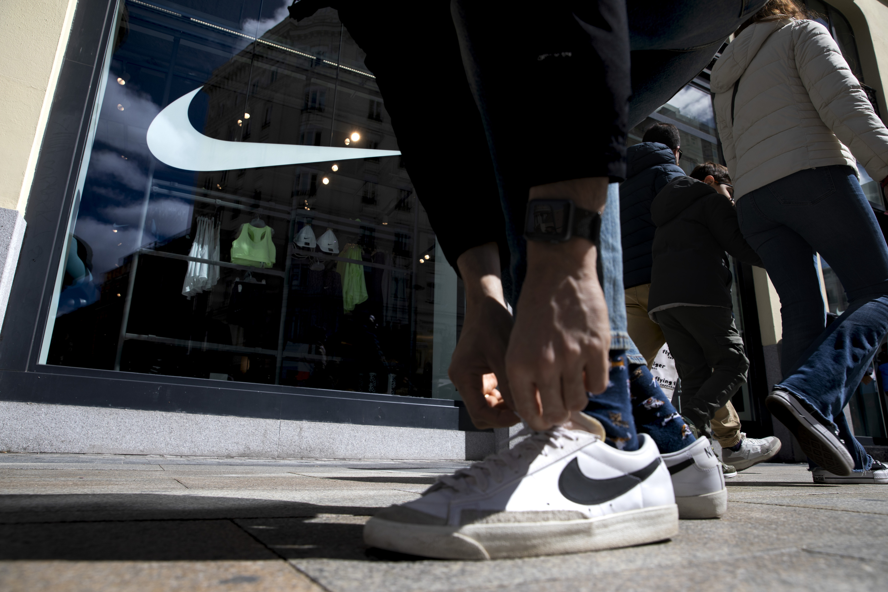 ¿Qué pasa con Nike? Hoy pierde su lugar en el S&P 100 tras casi 18 años: "Impactará en su imagen"