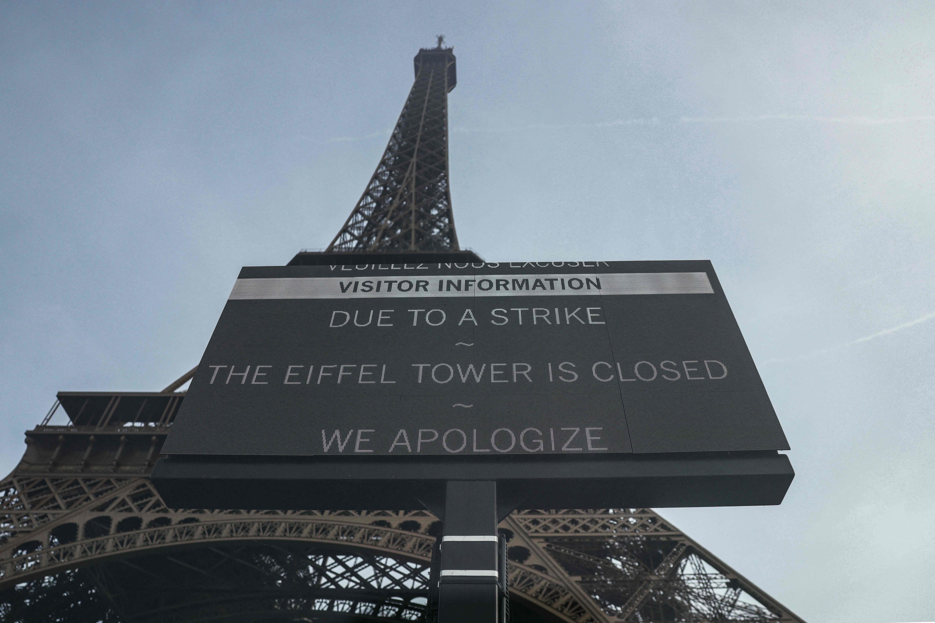 La visita de un grupo religioso hindú a la Torre Eiffel acaba en huelga por la exclusión de las trabajadoras: "No es aceptable"