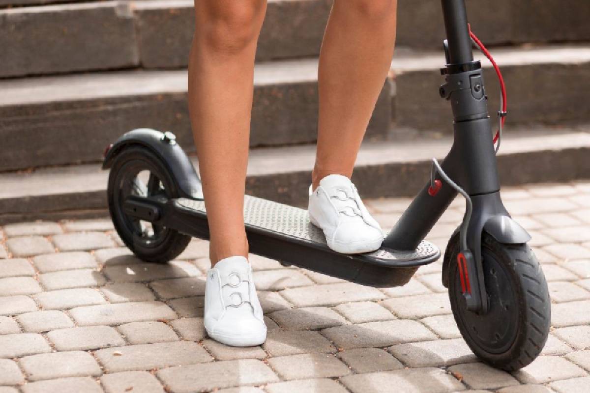 Vuelta a la rutina sin atascos: muévete al trabajo o a la universidad con este patinete eléctrico homologado y con 35 km de autonomía