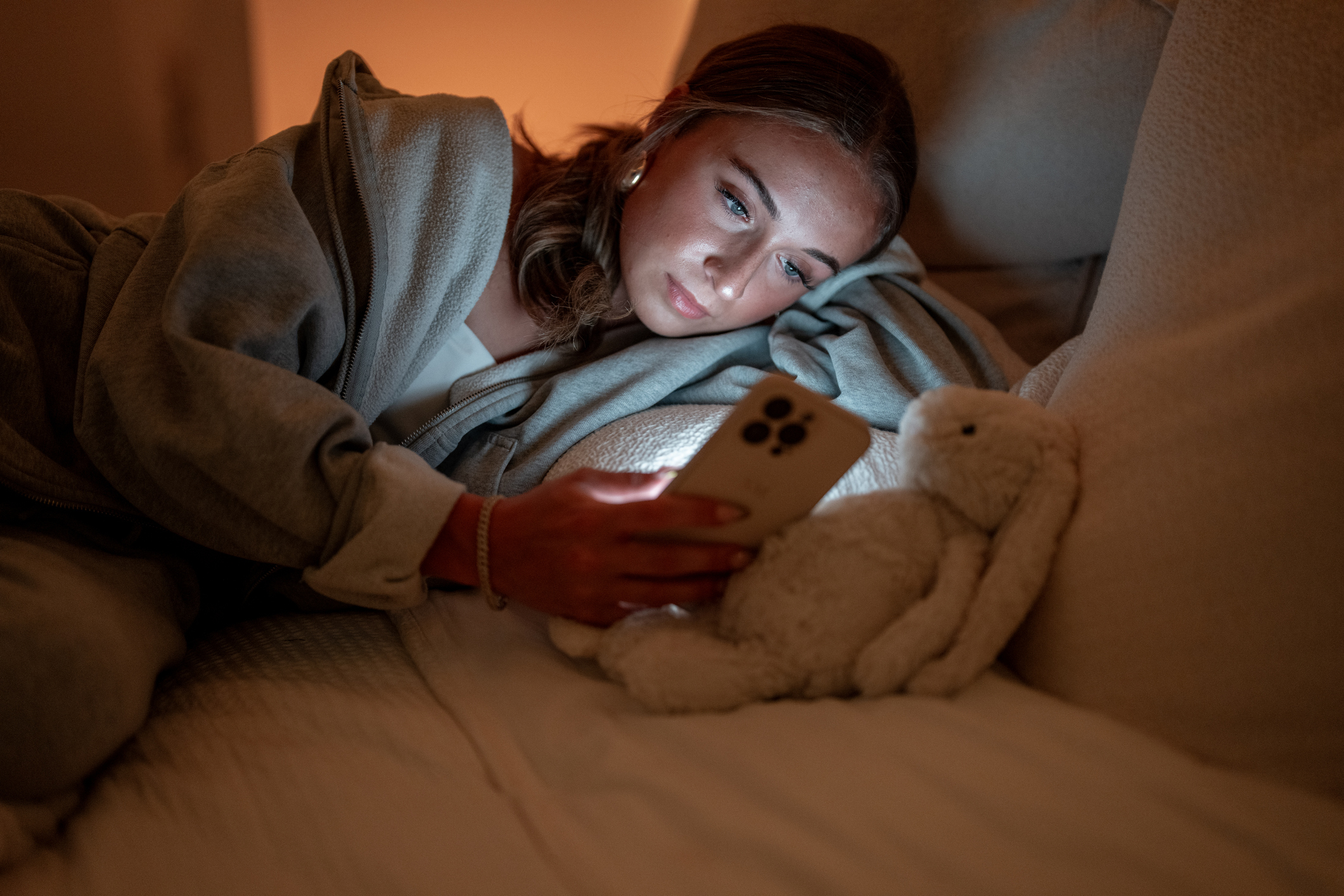 De shopping en mitad de la noche: ¿por qué compramos más moda online al final del día, porque estamos cansadas o como recompensa tras una jornada difícil?