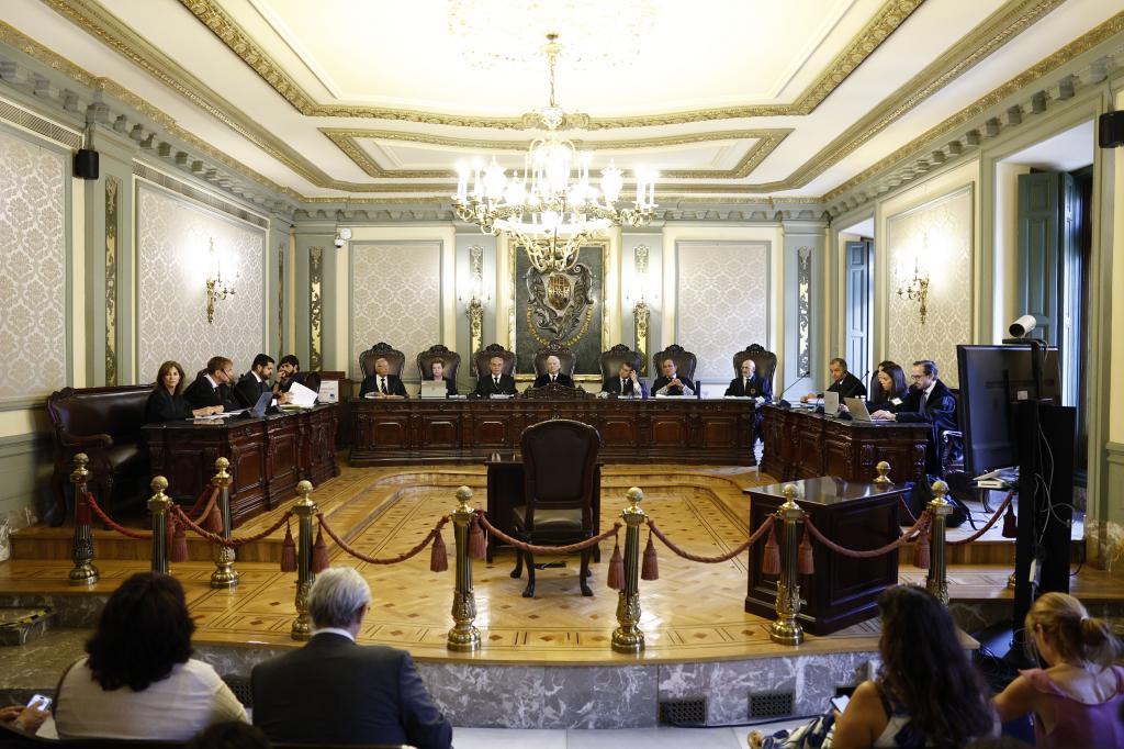 Revés en el Supremo a la 'ley de nietos' del Gobierno: la Justicia paraliza su inscripción en el censo electoral