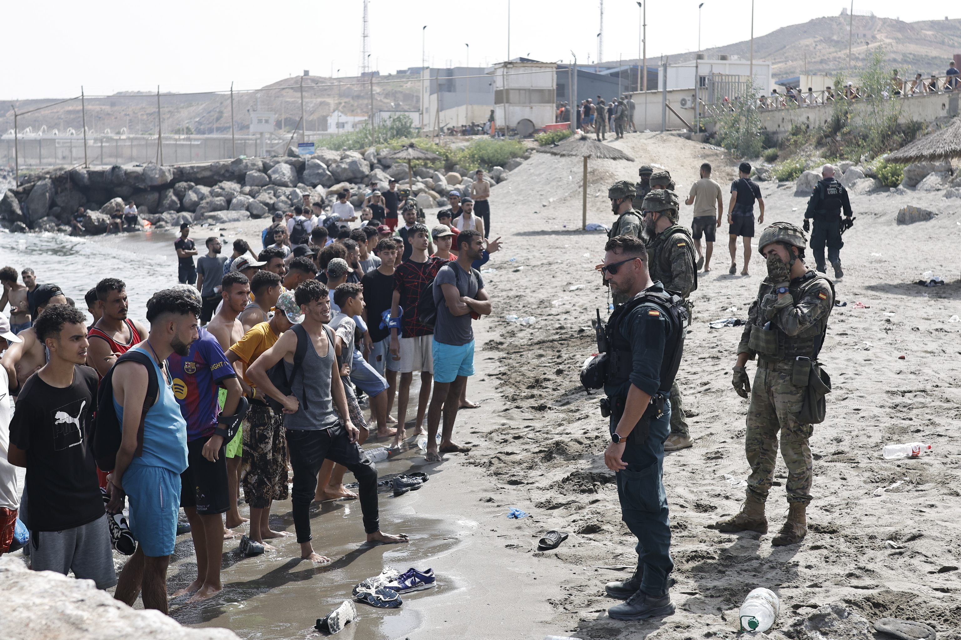 El CNI alertó el día previo al asalto a Ceuta al Gobierno y también a Marruecos: "Tenemos información de un intento de entradas a nado y salto a la valla para mañana"