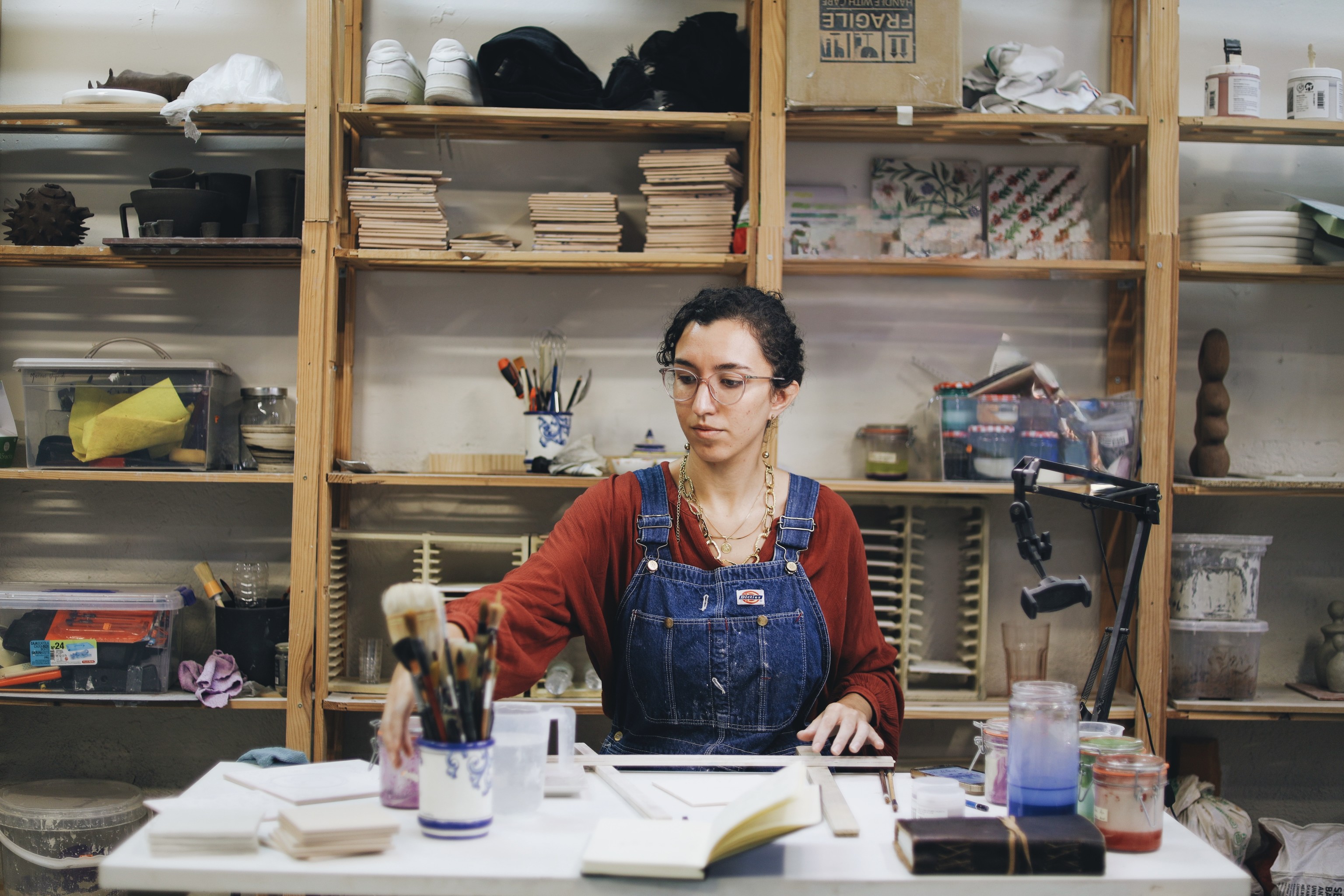 Constanza Rosell, la mujer que cambió la publicidad por un pincel y un horno de cerámica para rescatar el arte del azulejo artesano en Madrid