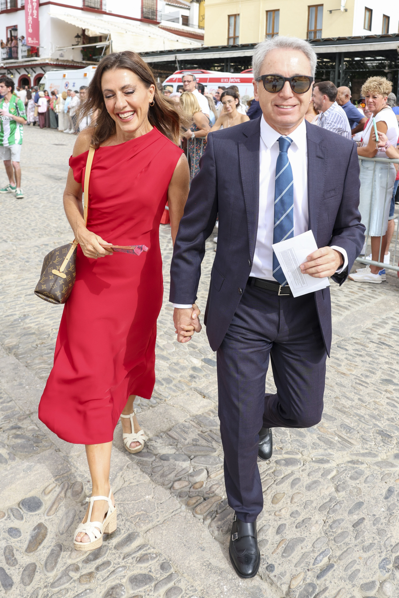 Vicente Vallés y Ángeles Blanco: cogidos de la mano y muy felices durante su escapada a Ronda antes de ser competencia en TV