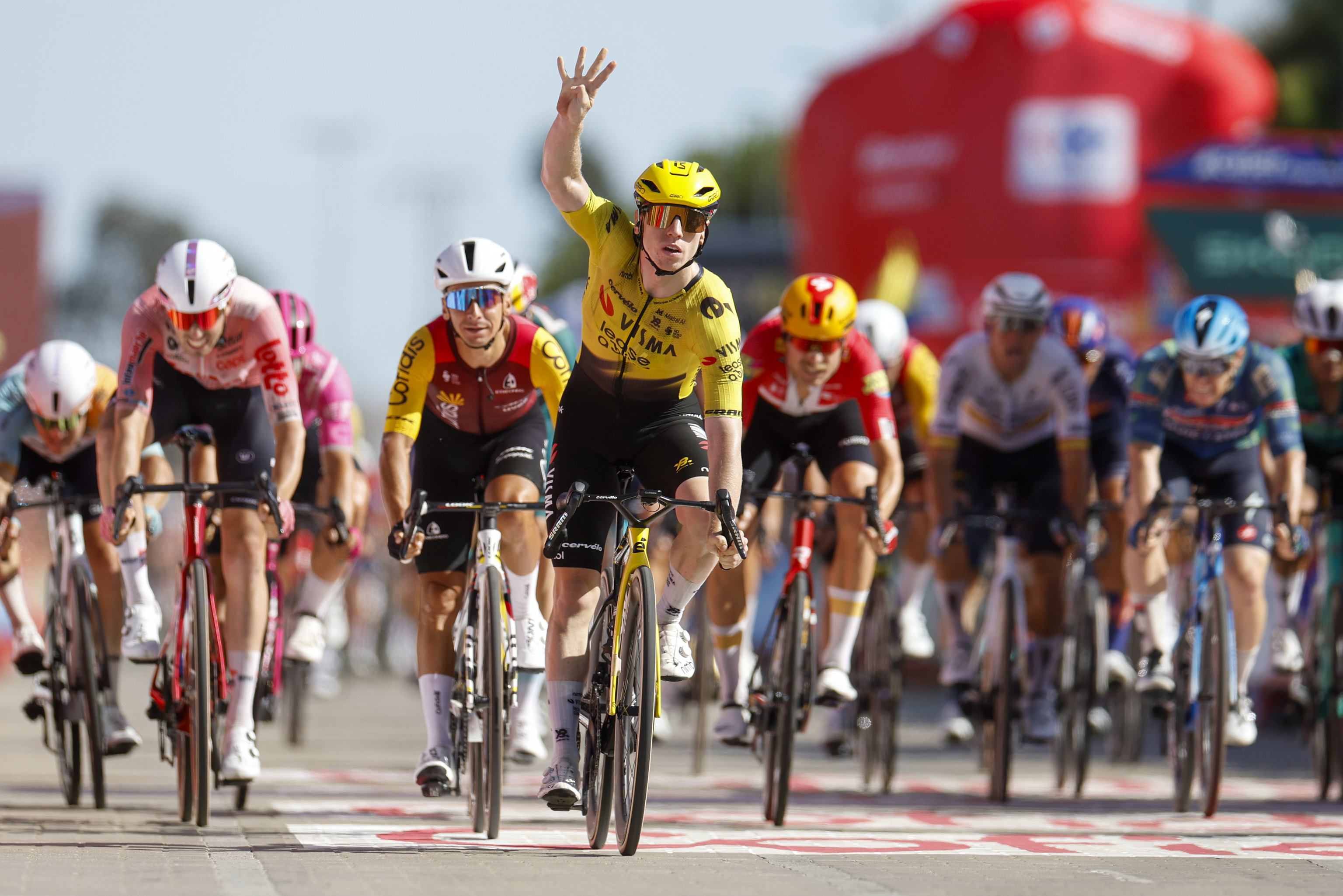 Matthew Brennan reina por cuarta vez en La Vuelta en una etapa de transición